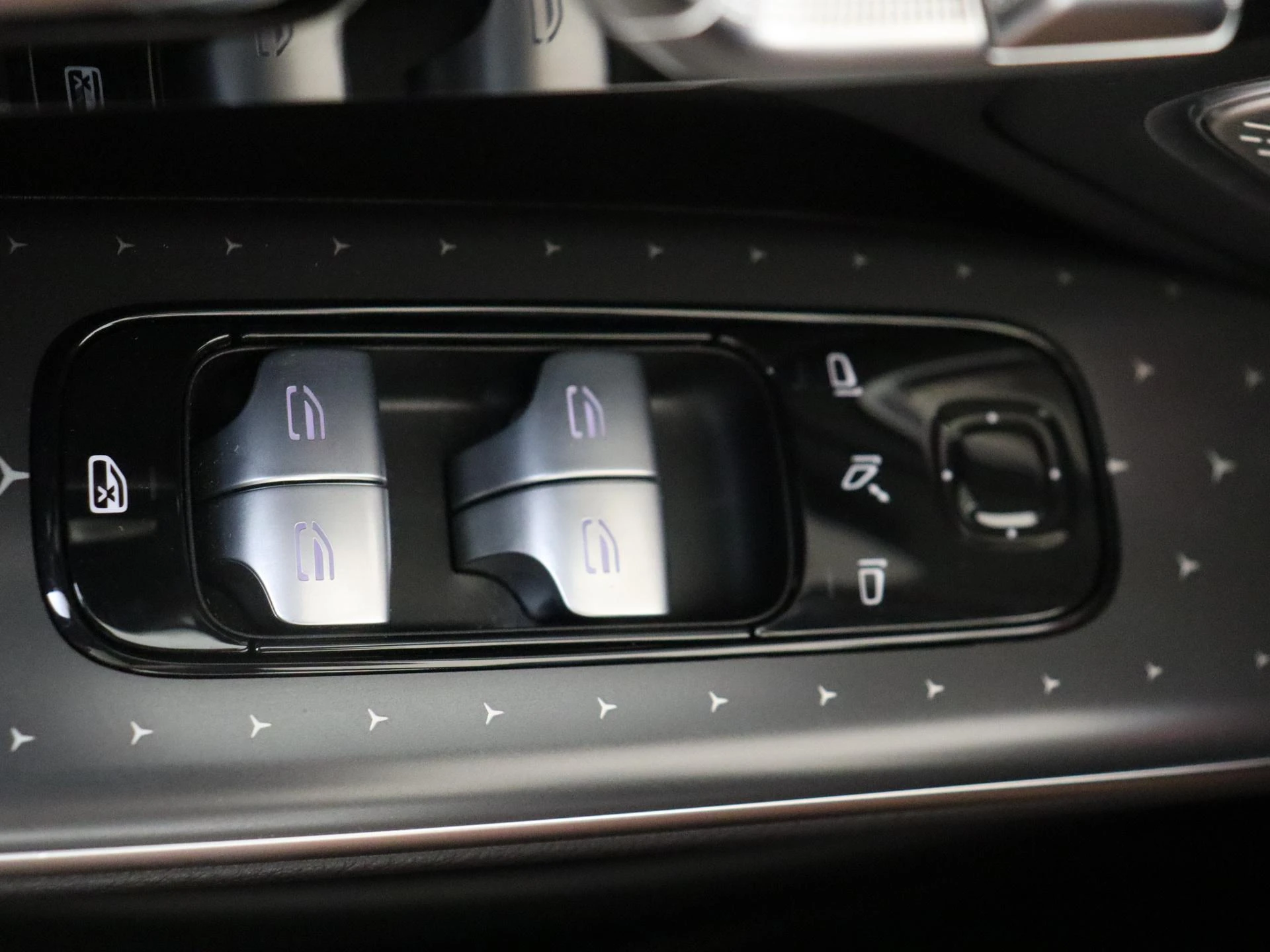 Mercedes-Benz-EQS-image-26