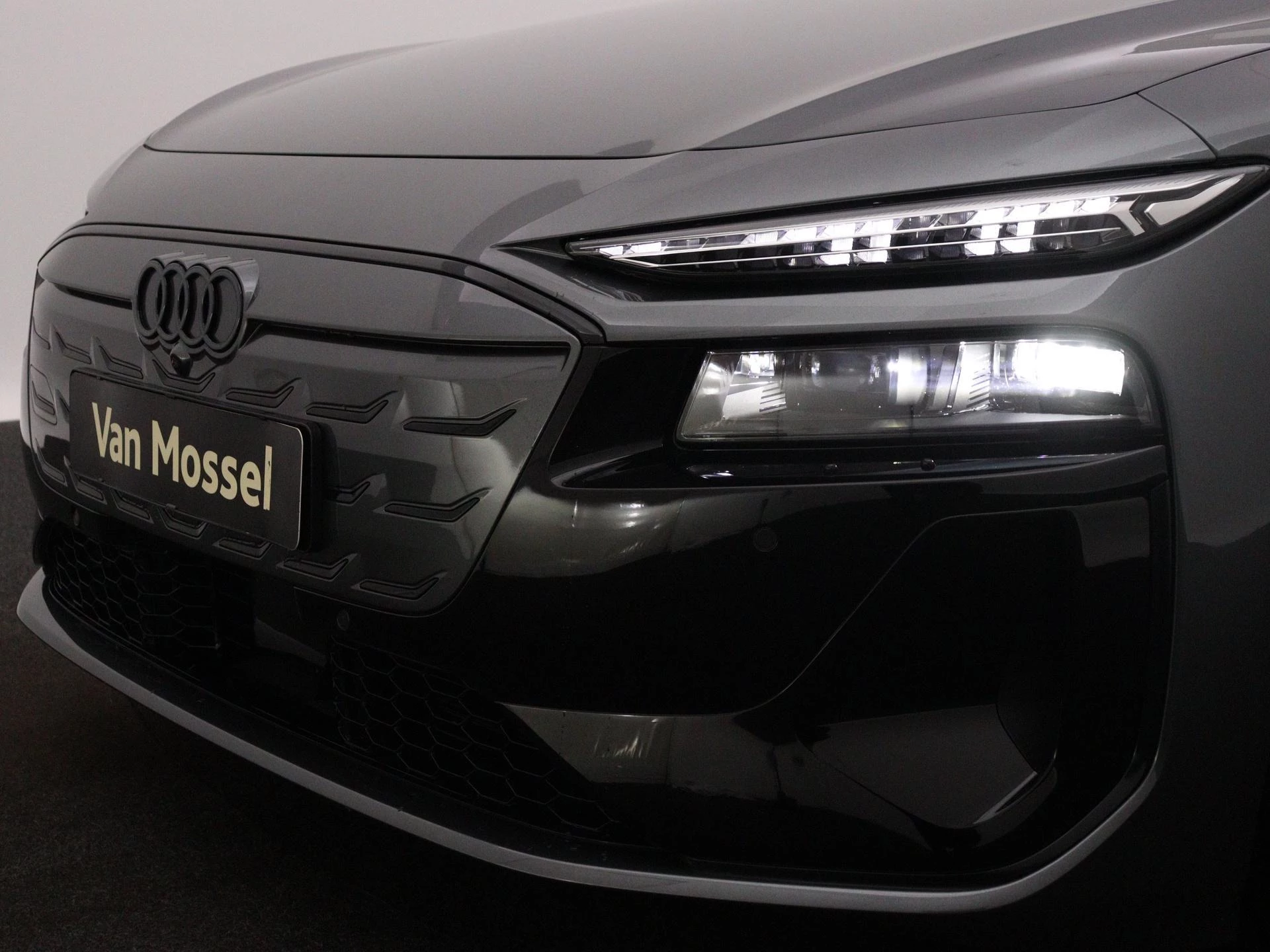 Audi-A6 Avant e-tron-image-44