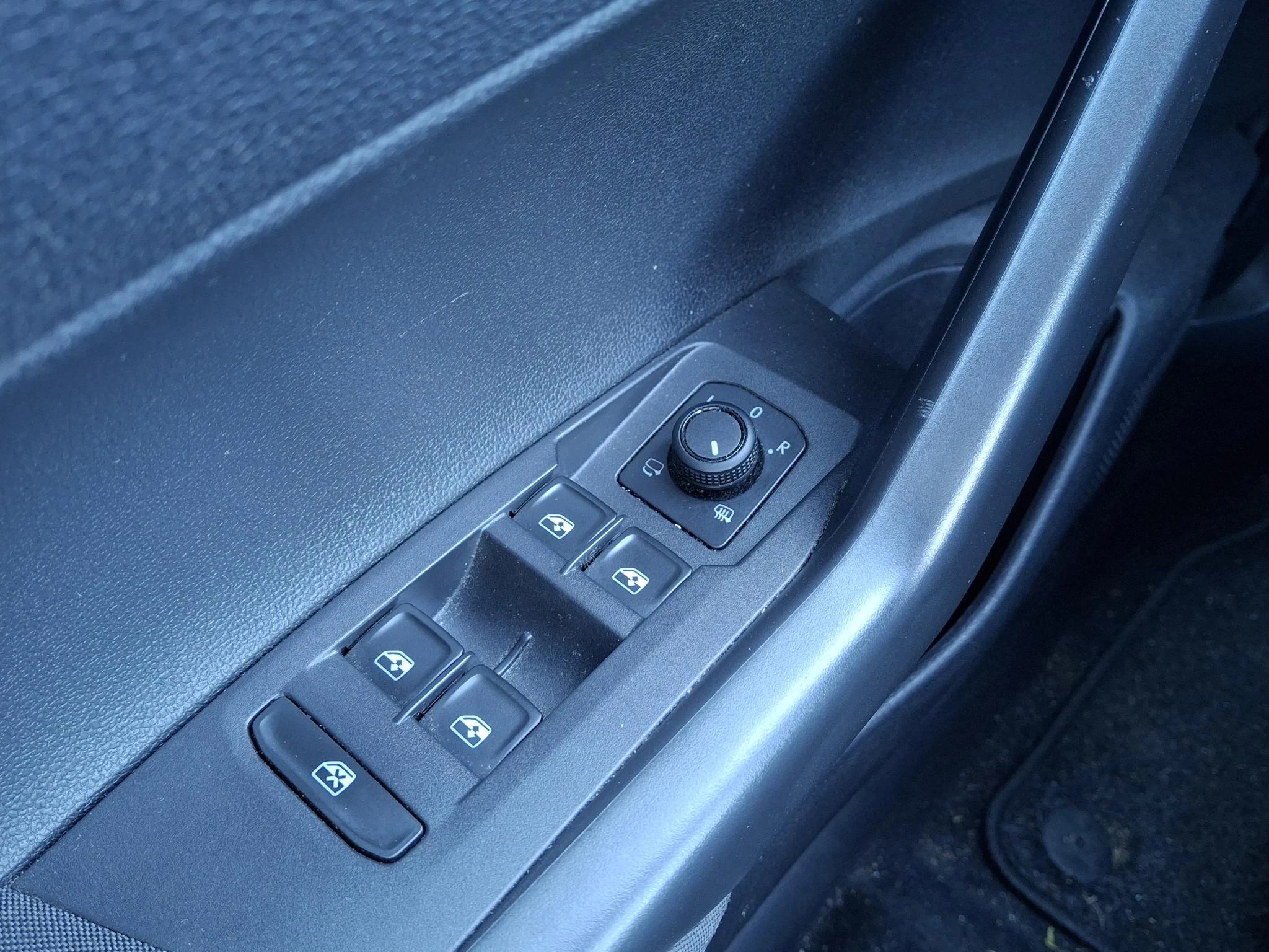 Volkswagen-Polo-image-18