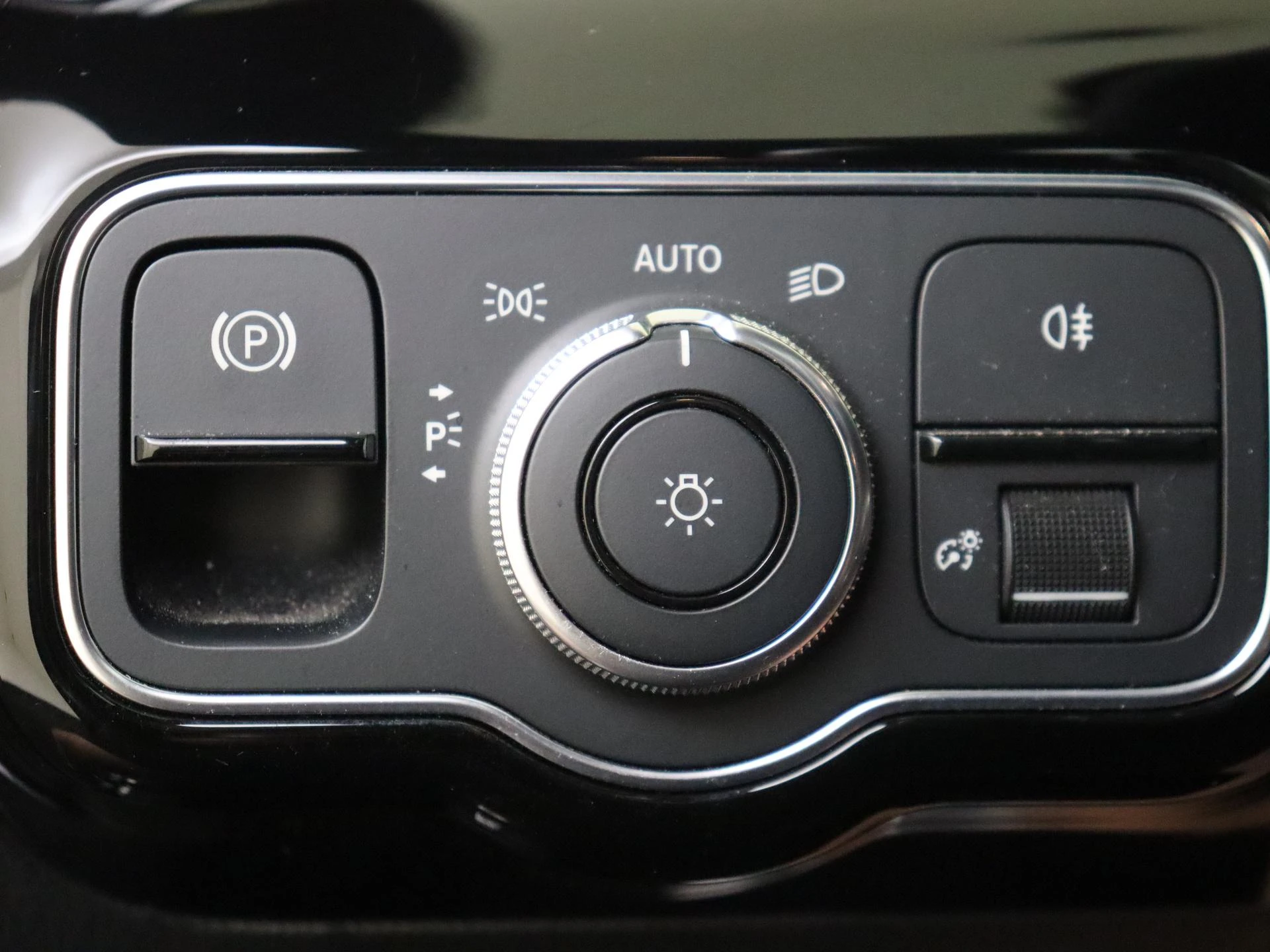 Mercedes-Benz-CLA-image-24