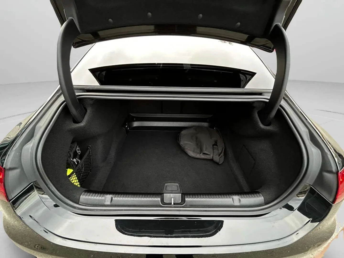 Mercedes-Benz-EQE-image-21