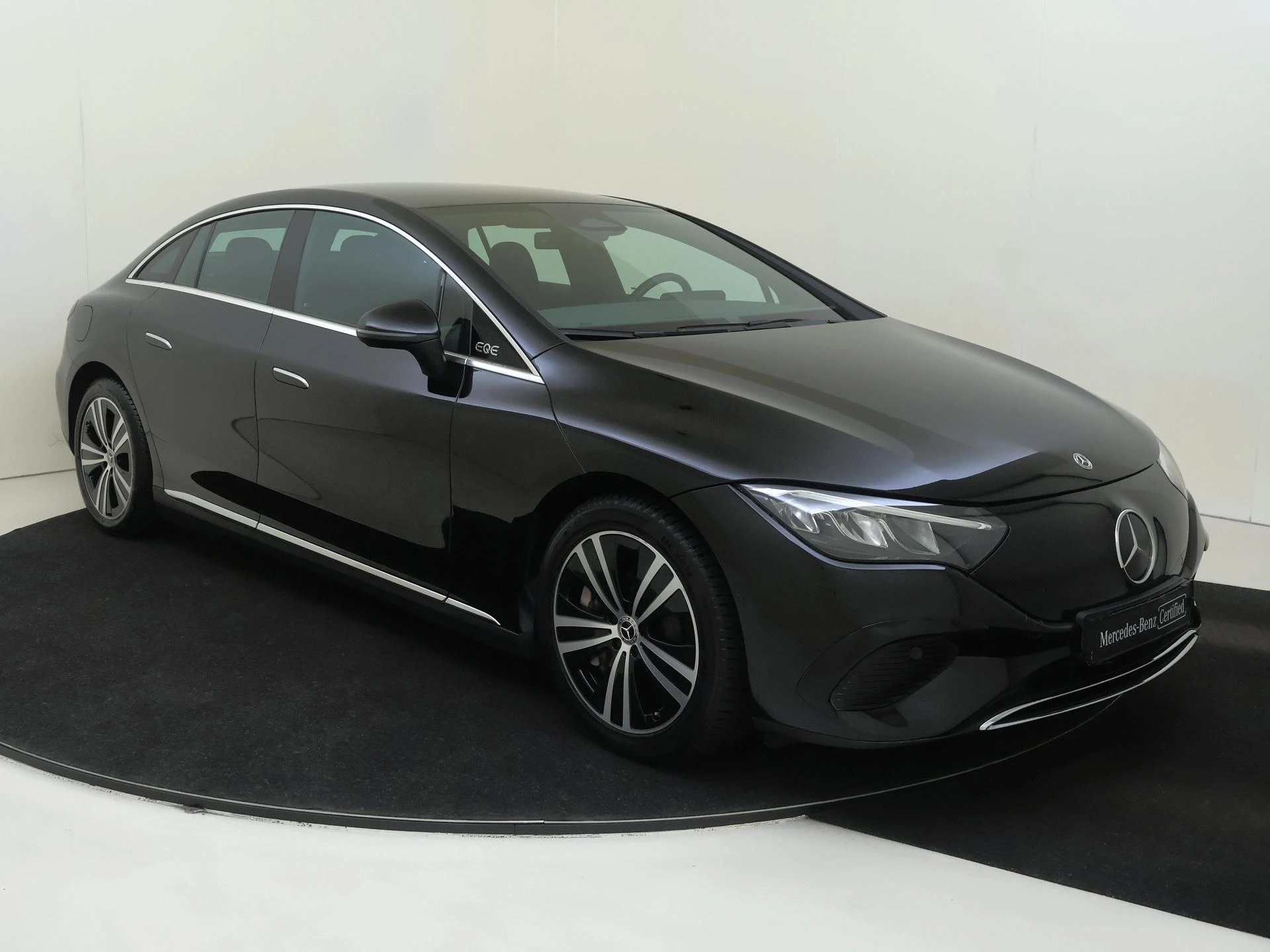 Mercedes-Benz-EQE-image-1