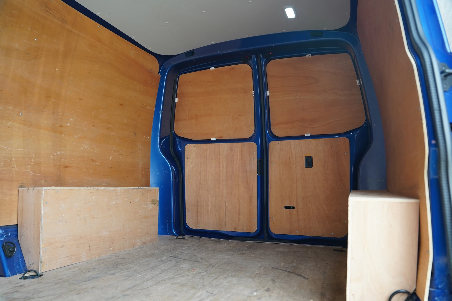 Volkswagen-Transporter-image-11