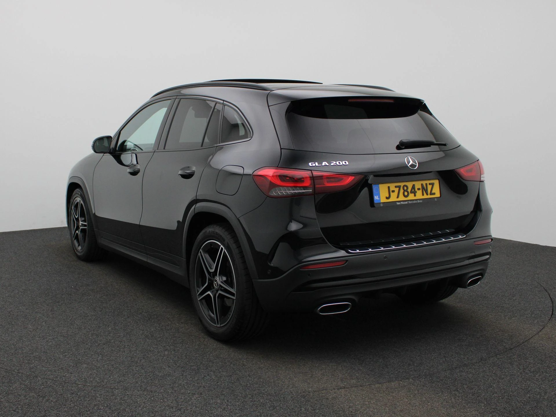Mercedes-Benz-GLA-image-1
