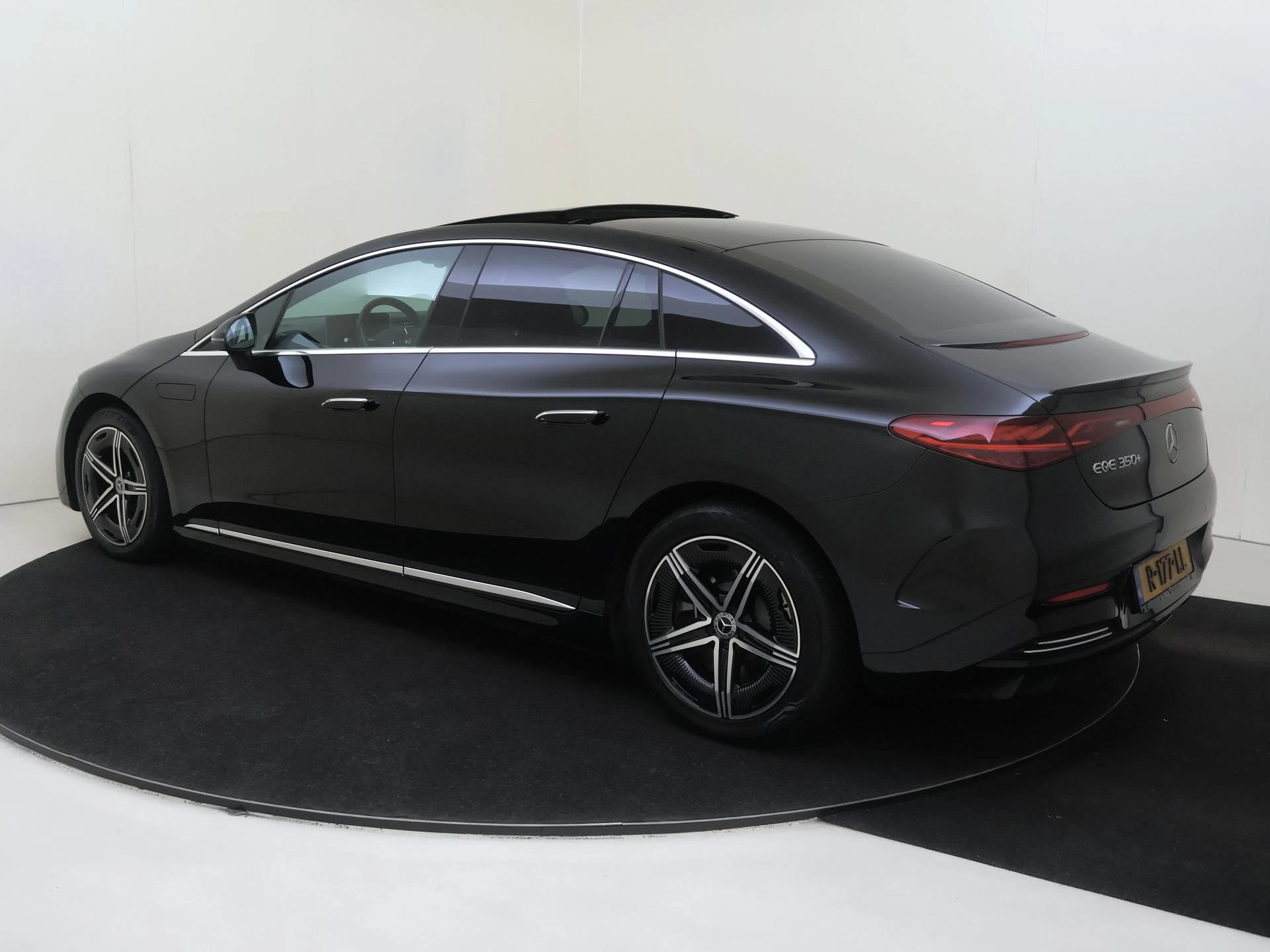 Mercedes-Benz-EQE-image-2