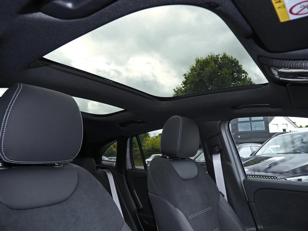 Mercedes-Benz-GLA 200 d-image-13
