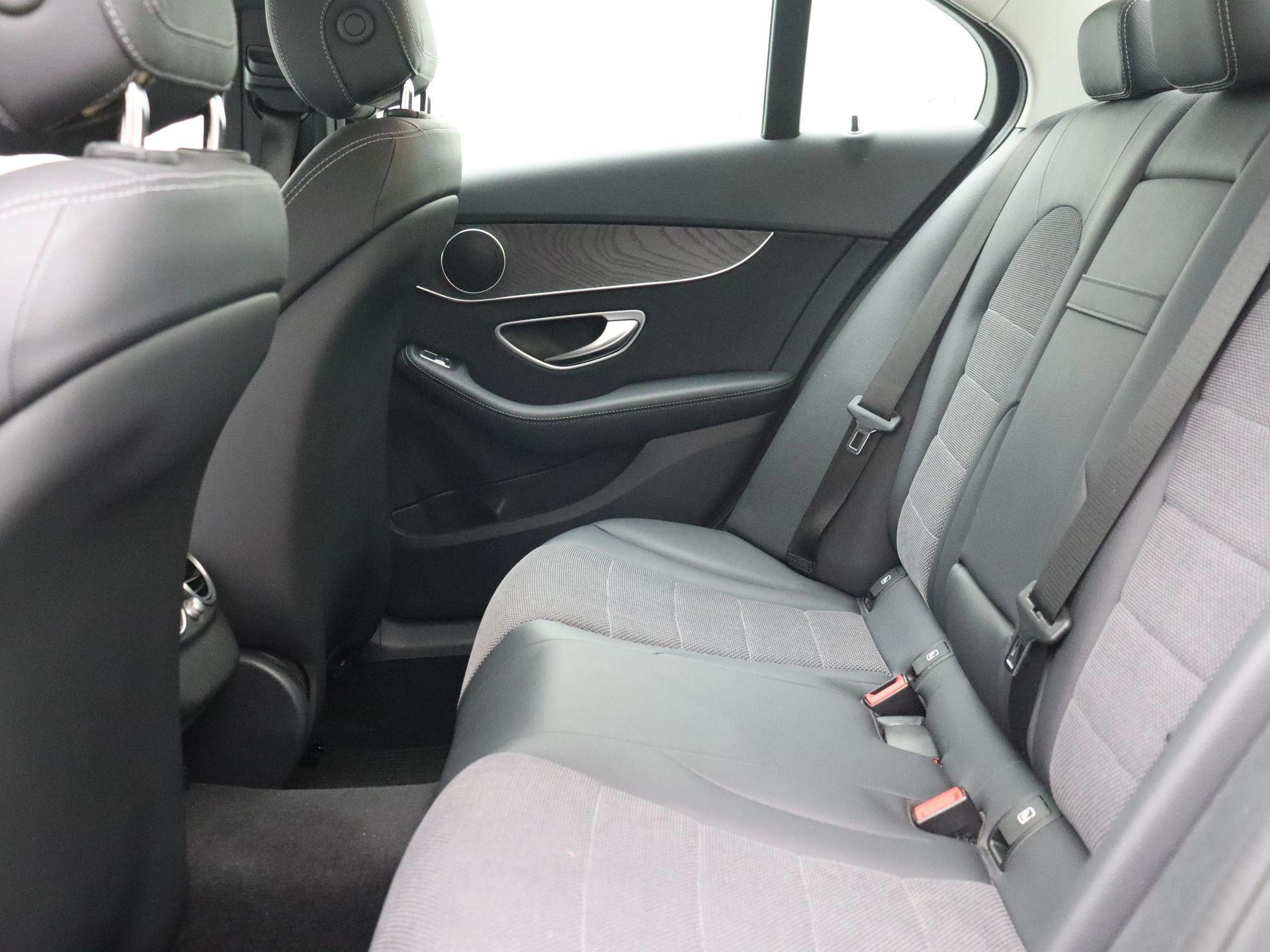 Mercedes-Benz-C-Klasse-image-16