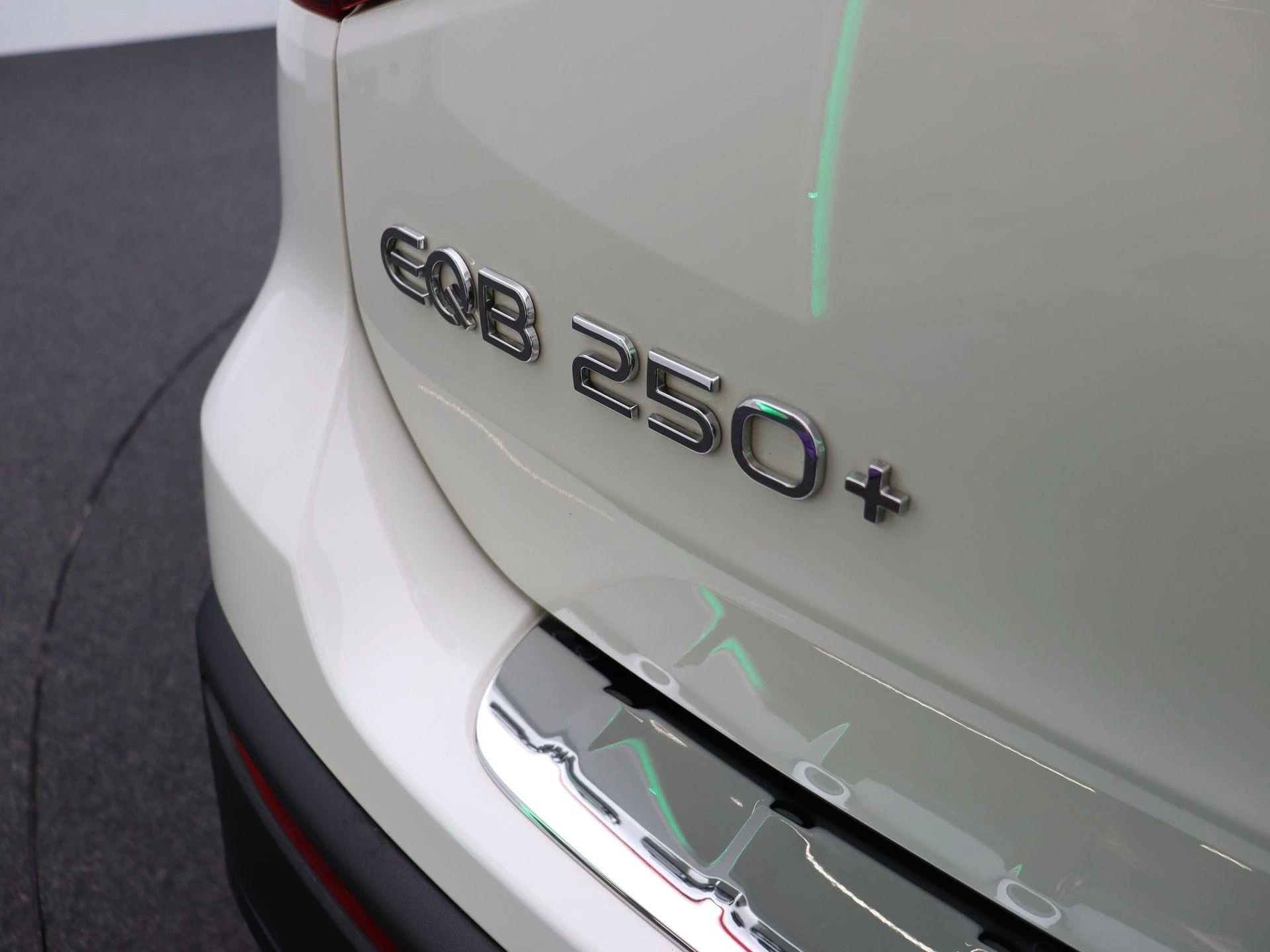 Mercedes-Benz EQB 250+ AMG Line + 7 ZITPLAATSEN + CARPLAY + NIGHTPAKKET +