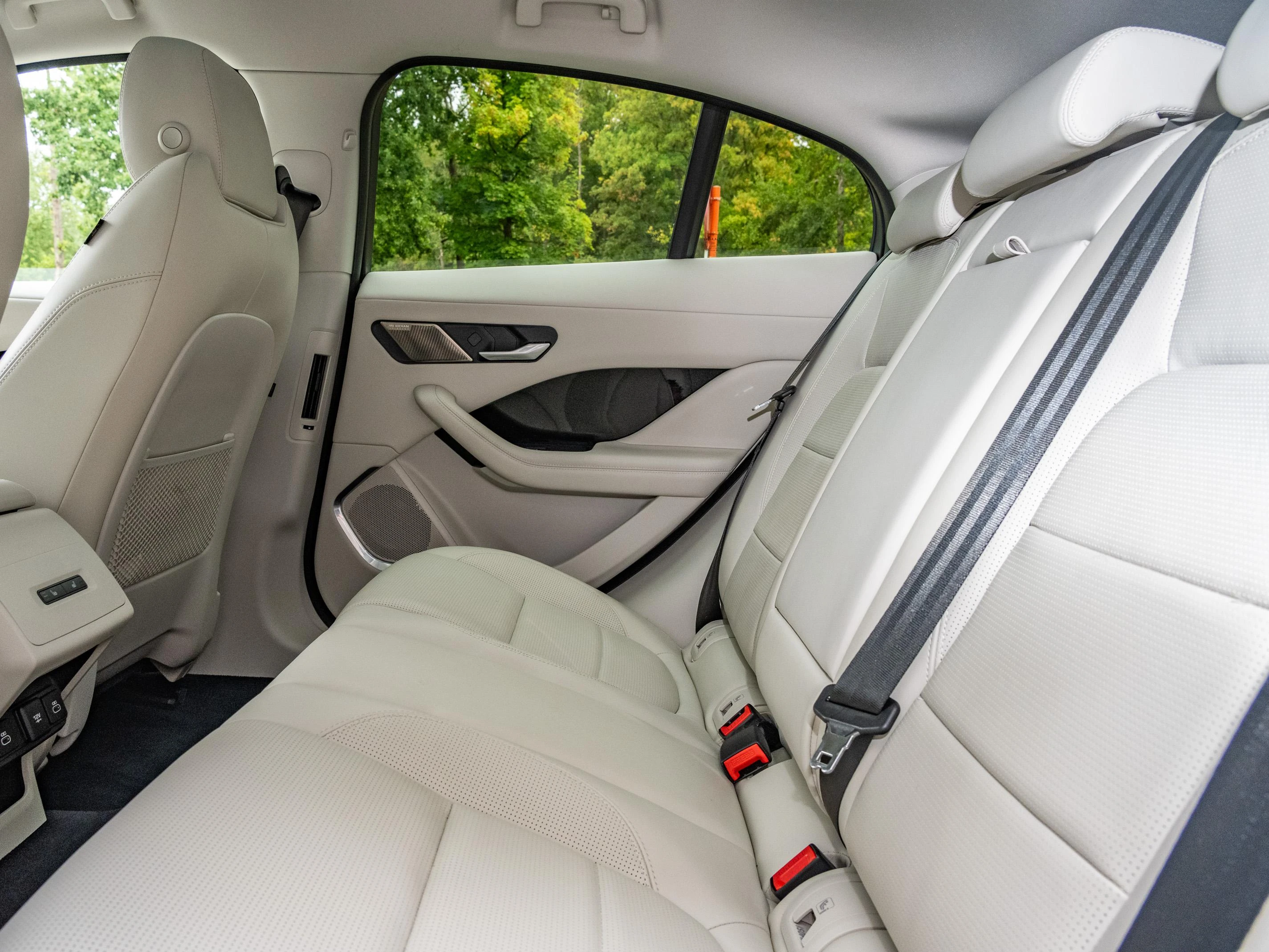 Jaguar-I-PACE-image-17