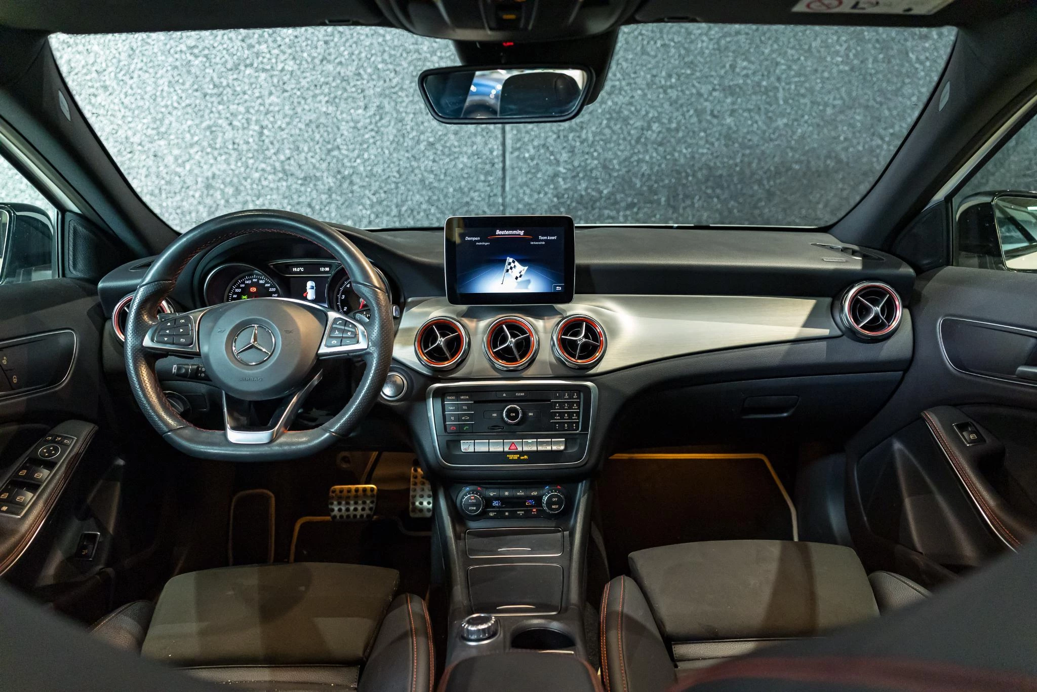 Mercedes-Benz GLA 200 AMG Line + PANORAMISCH DAK + CARPLAY + TREKHAAK +