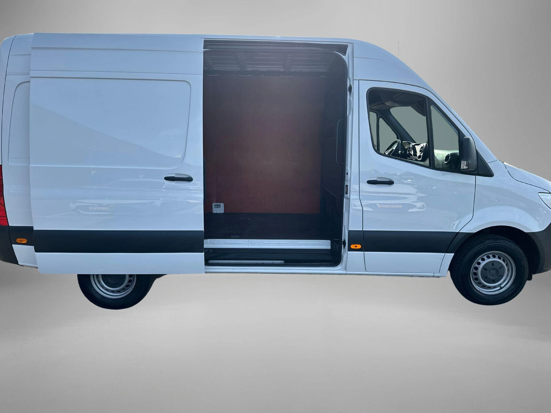 Mercedes-Benz-Sprinter-image-35
