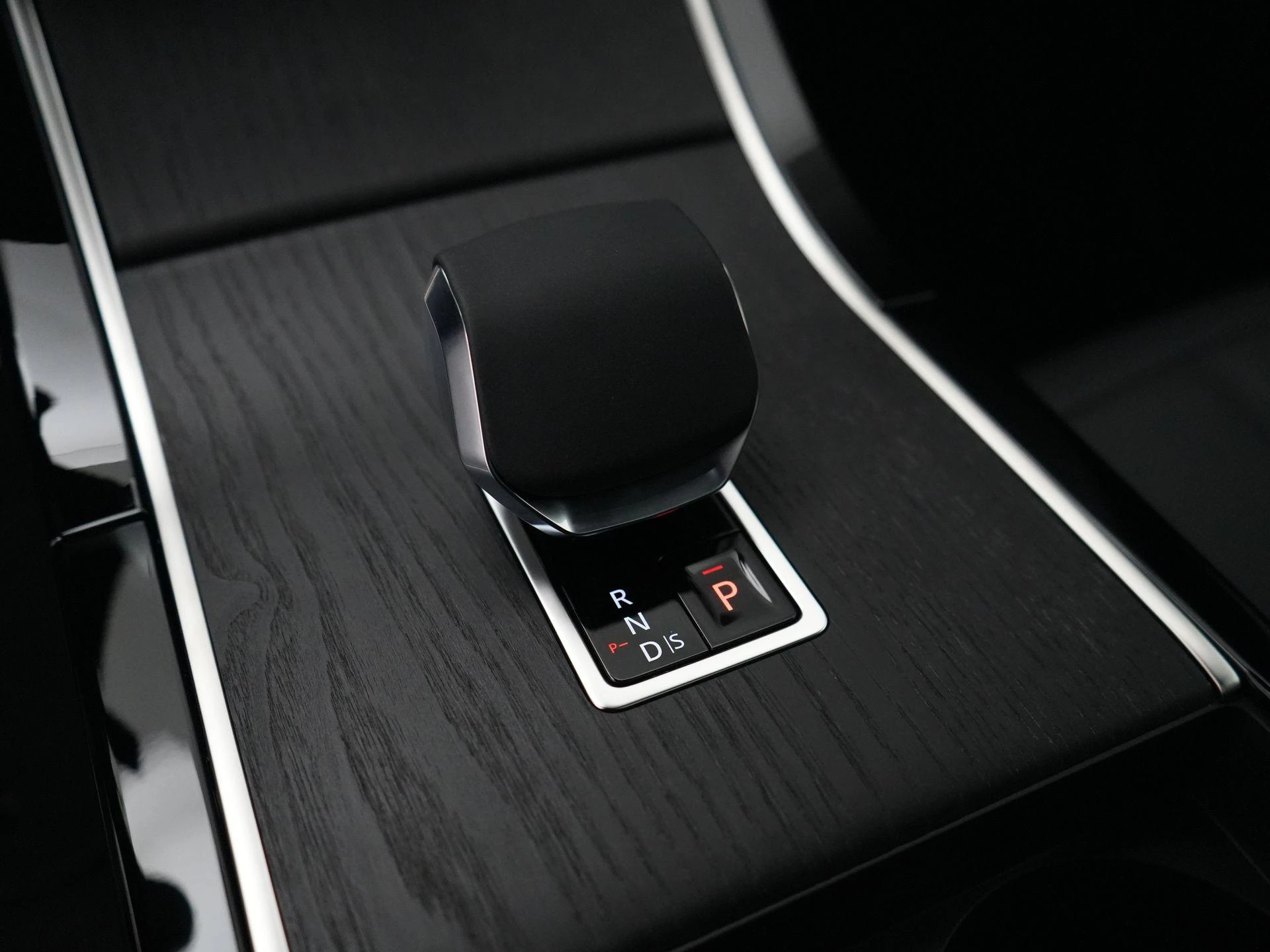 Land Rover-Range Rover Evoque-image-17