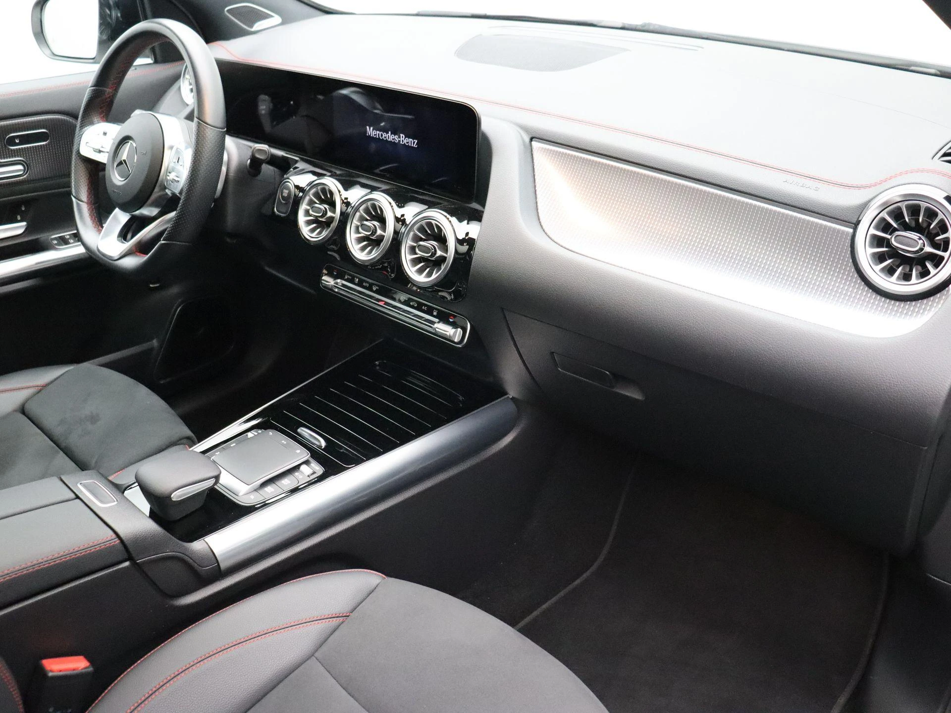 Mercedes-Benz EQA 250 AMG Line + PANORAMISCH DAK + CARPLAY + SURROUND VIEW CAMERA