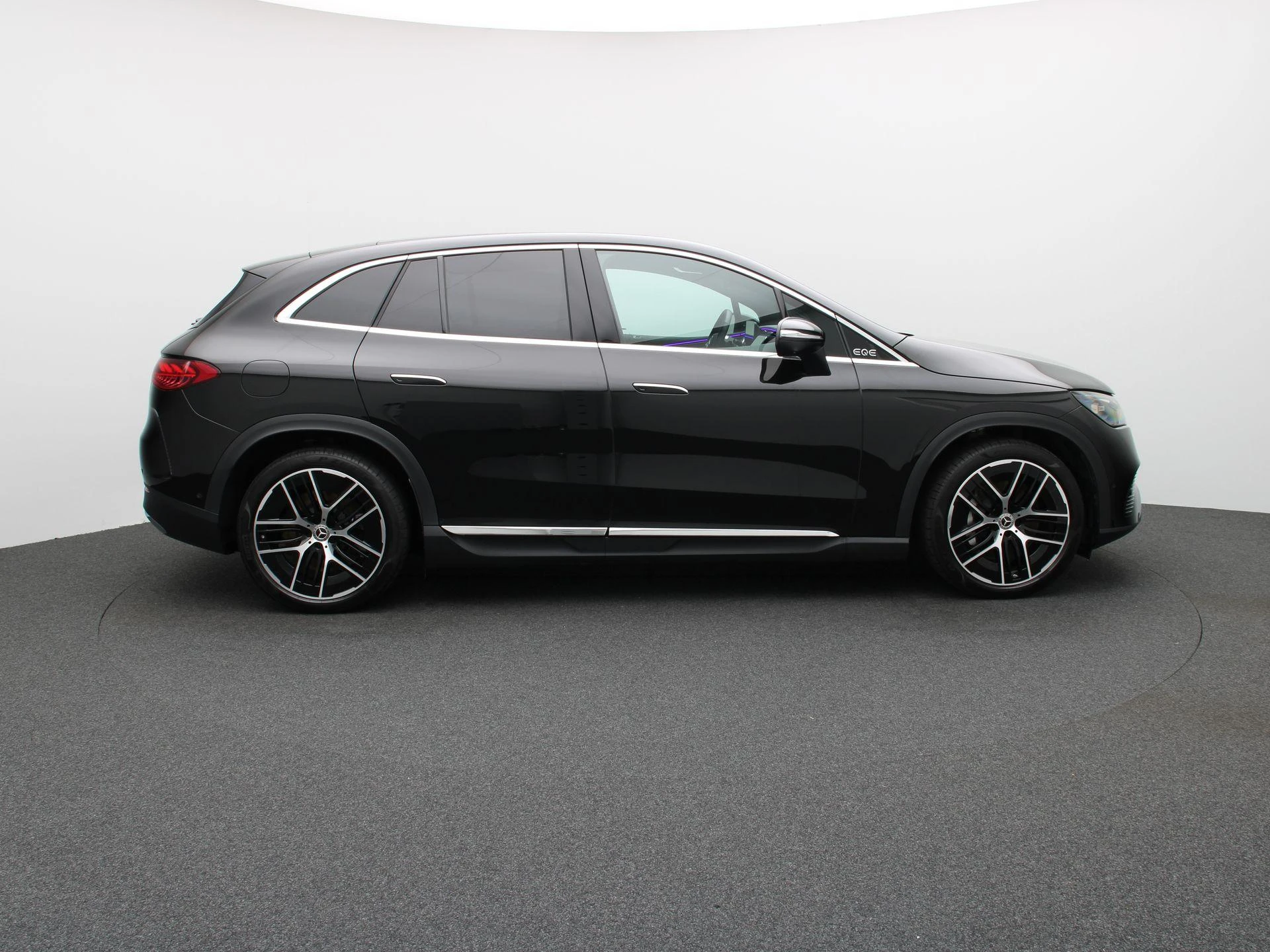Mercedes-Benz-EQE-image-5