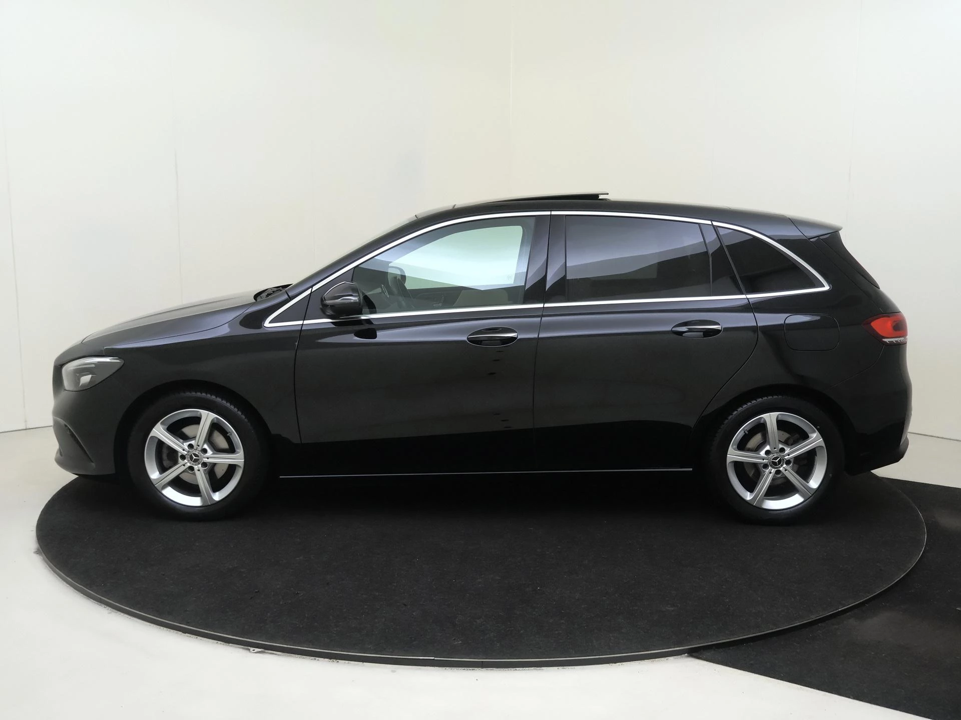 Mercedes-Benz-B-Klasse-image-7