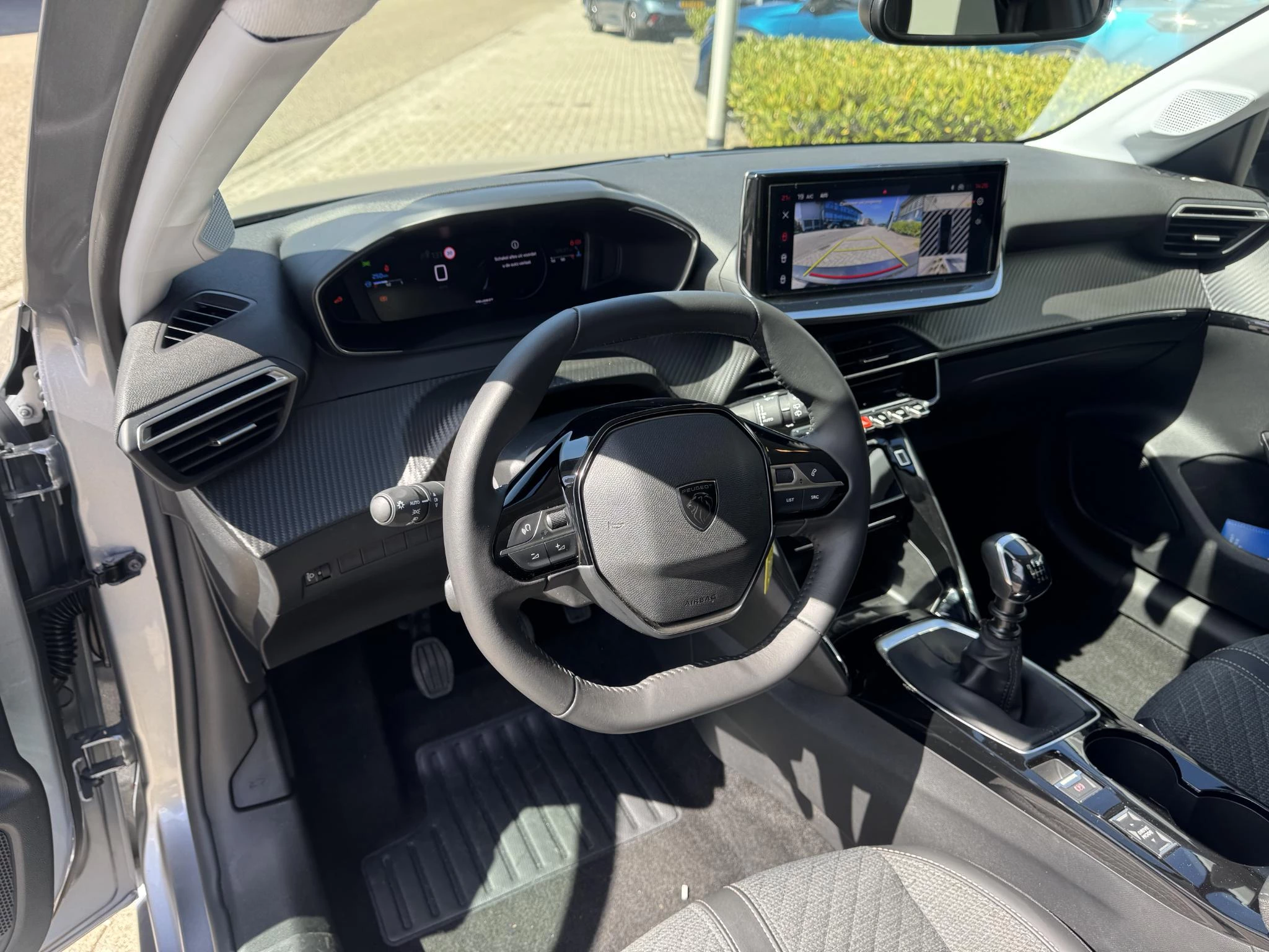 Peugeot-208-image-17