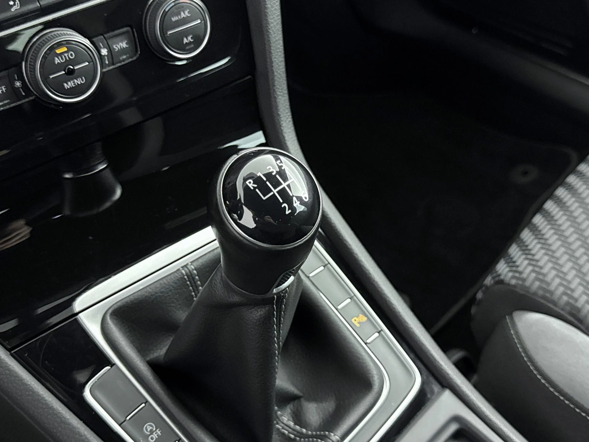 Volkswagen-Golf-image-13