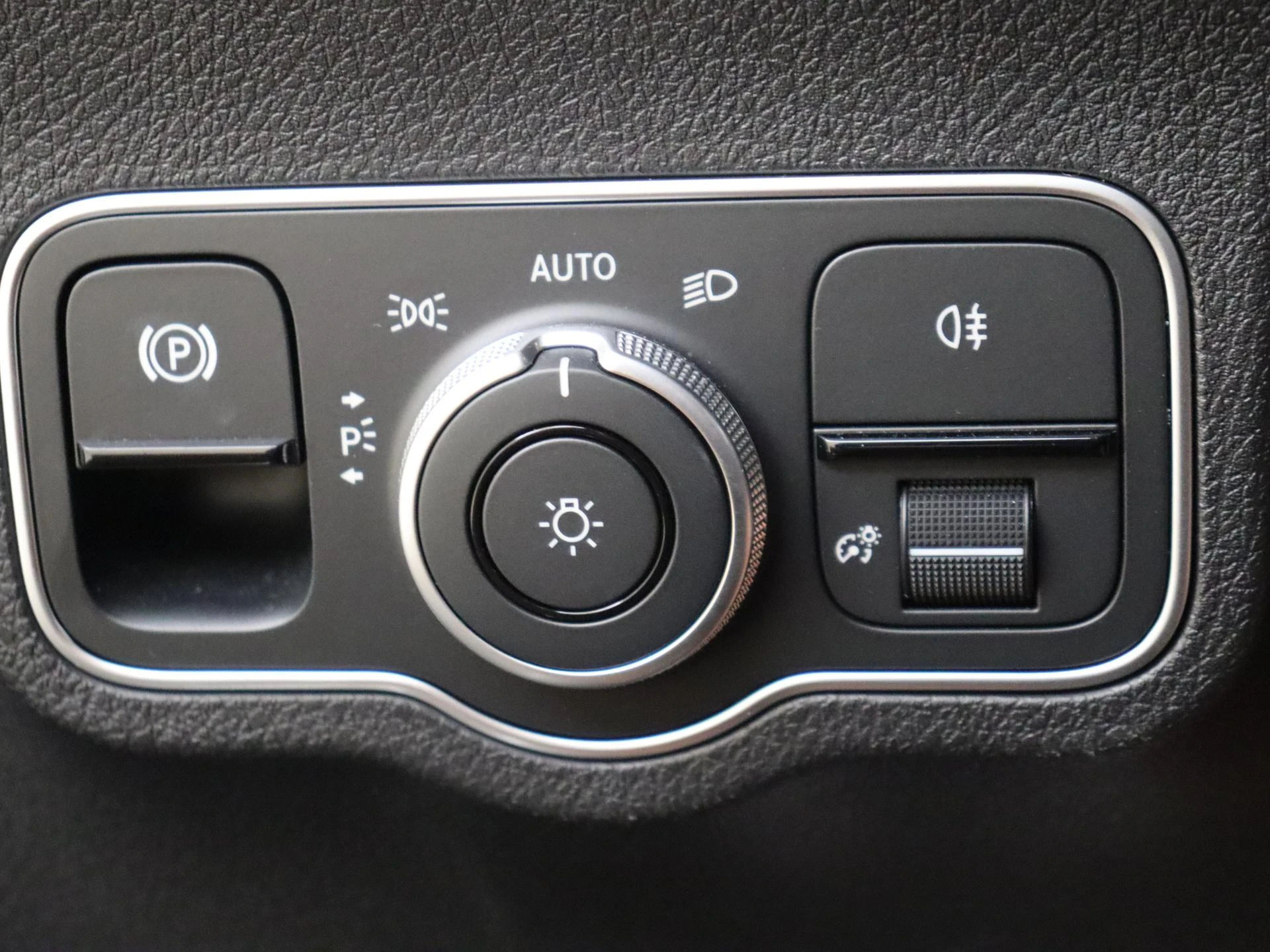 Mercedes-Benz-EQB-image-24