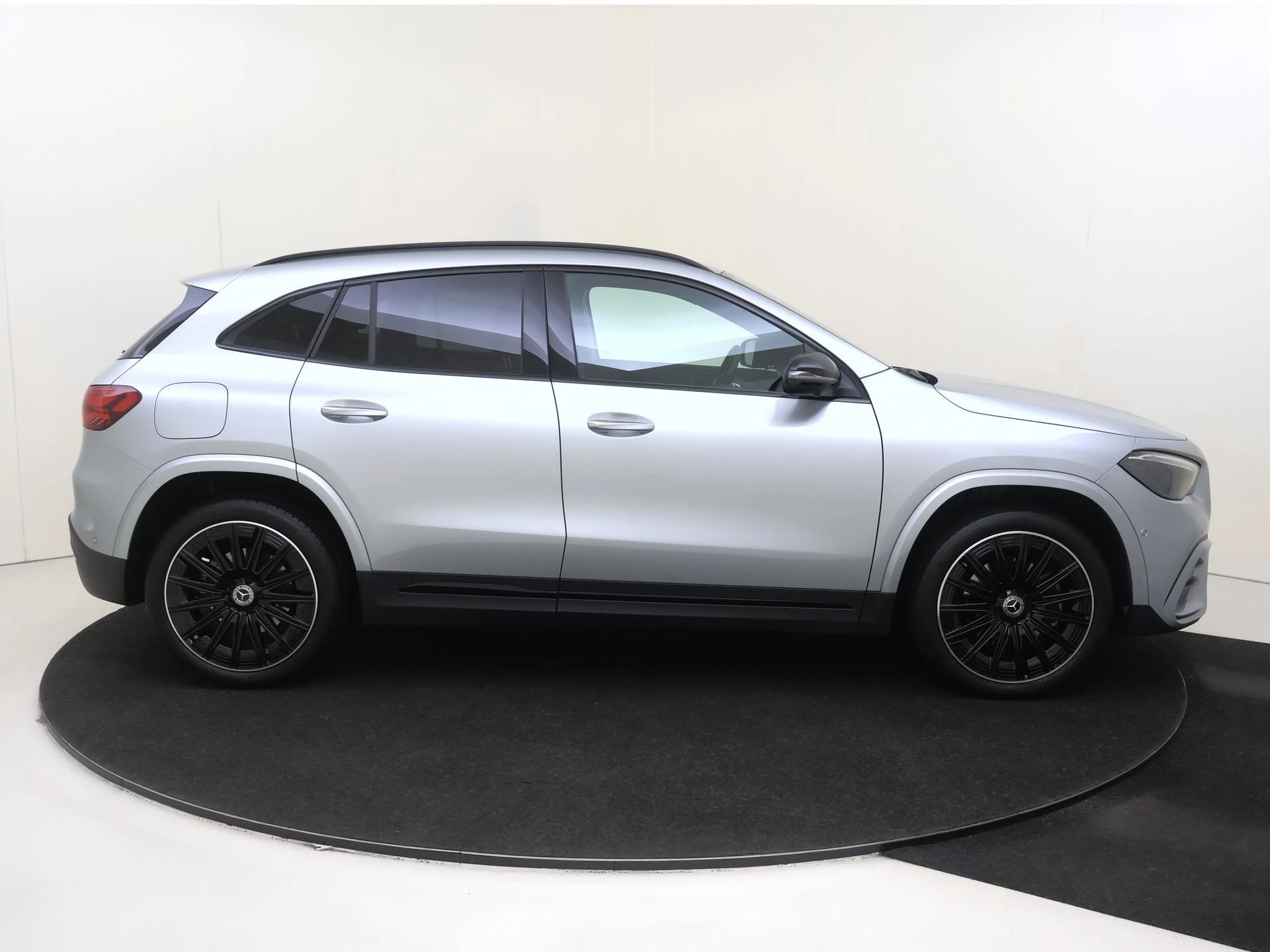 Mercedes-Benz-GLA-image-8