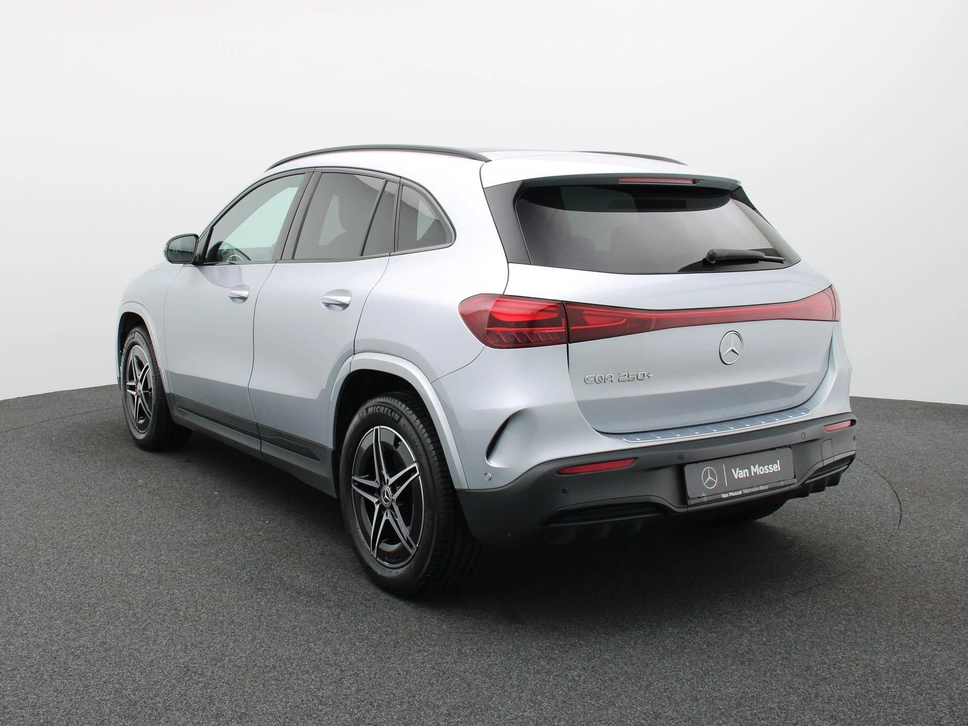 Mercedes-Benz EQA 250+ AMG Line + CARPLAY + PANORAMISCH DAK + NIGHTPAKKET +