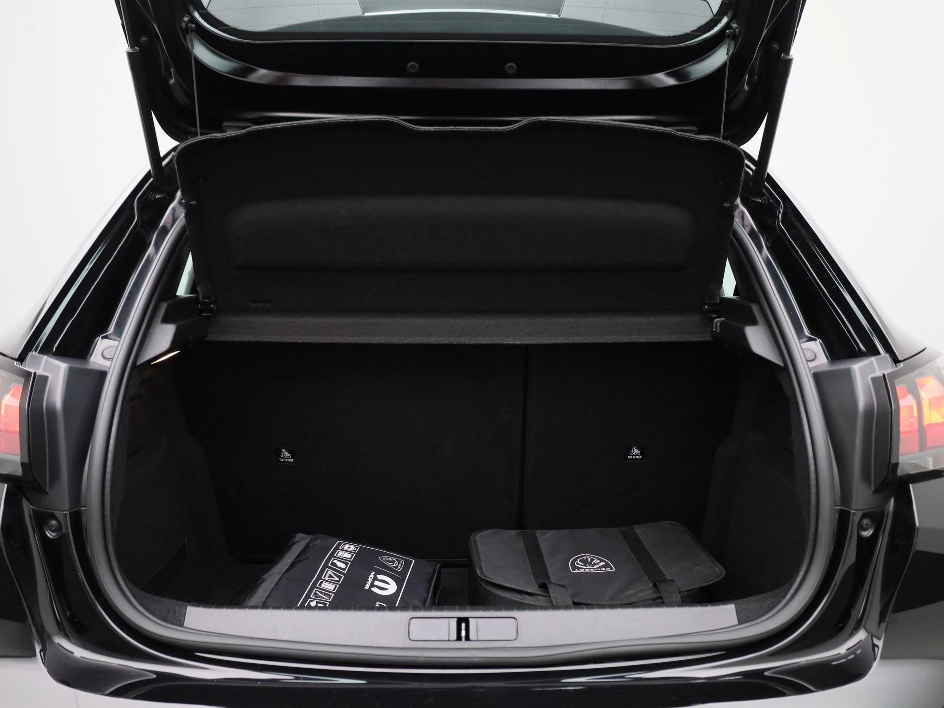 Peugeot-e-208-image-14