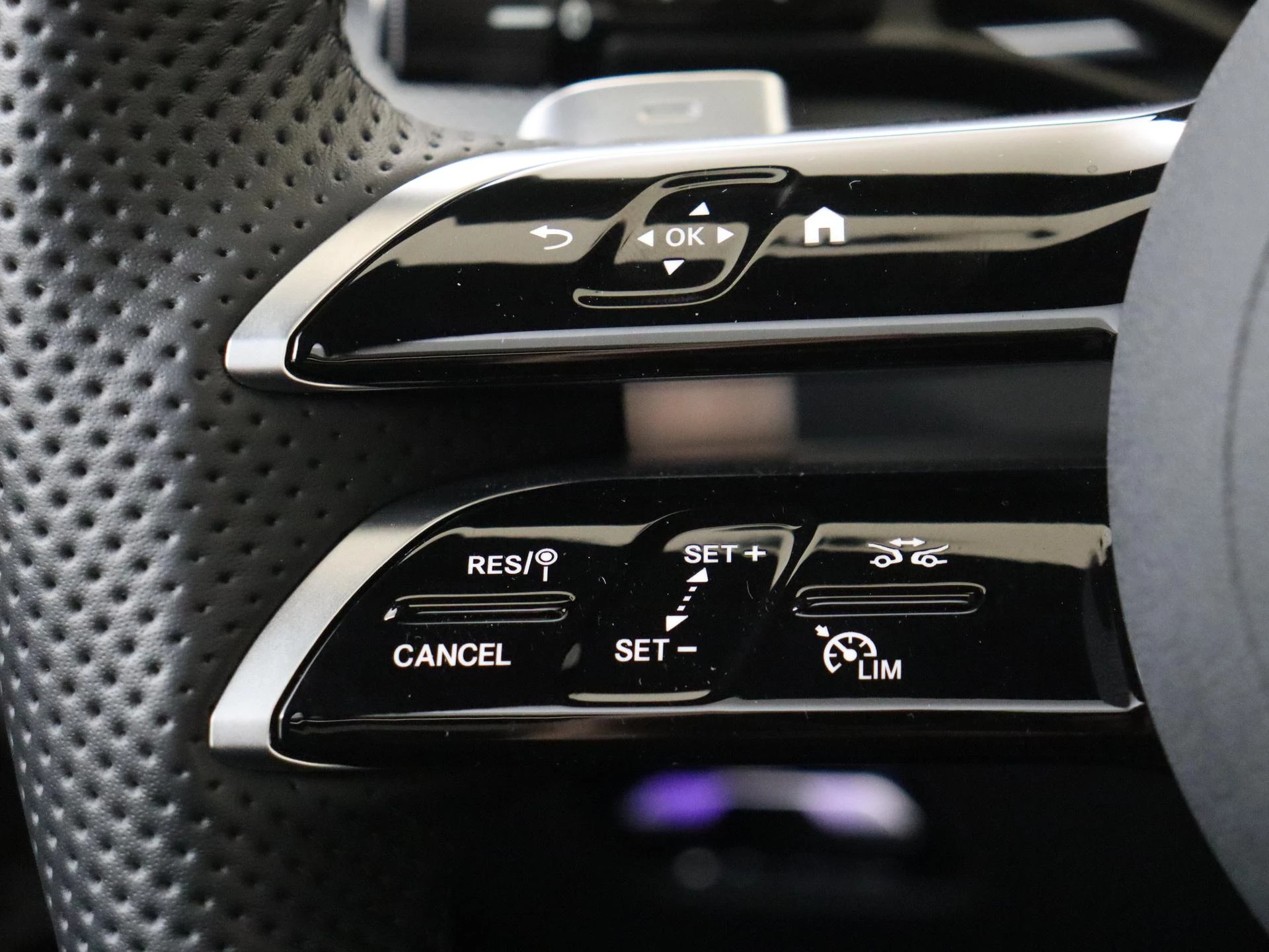 Mercedes-Benz-GLC-image-12