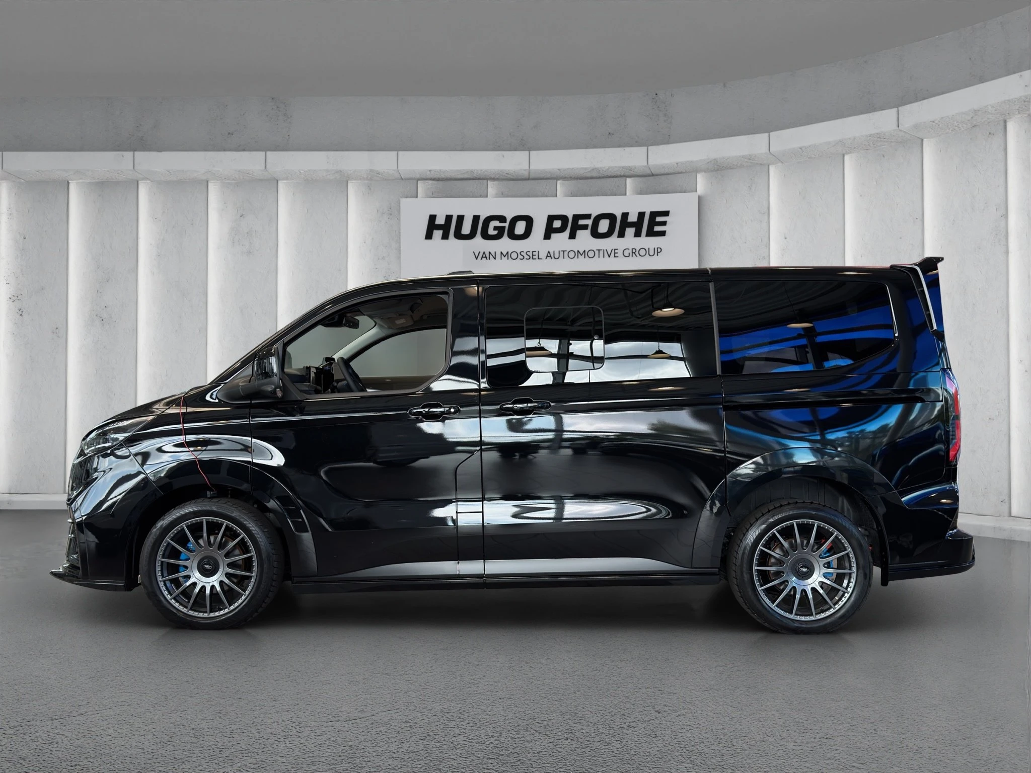 Ford-Tourneo Custom-image-1