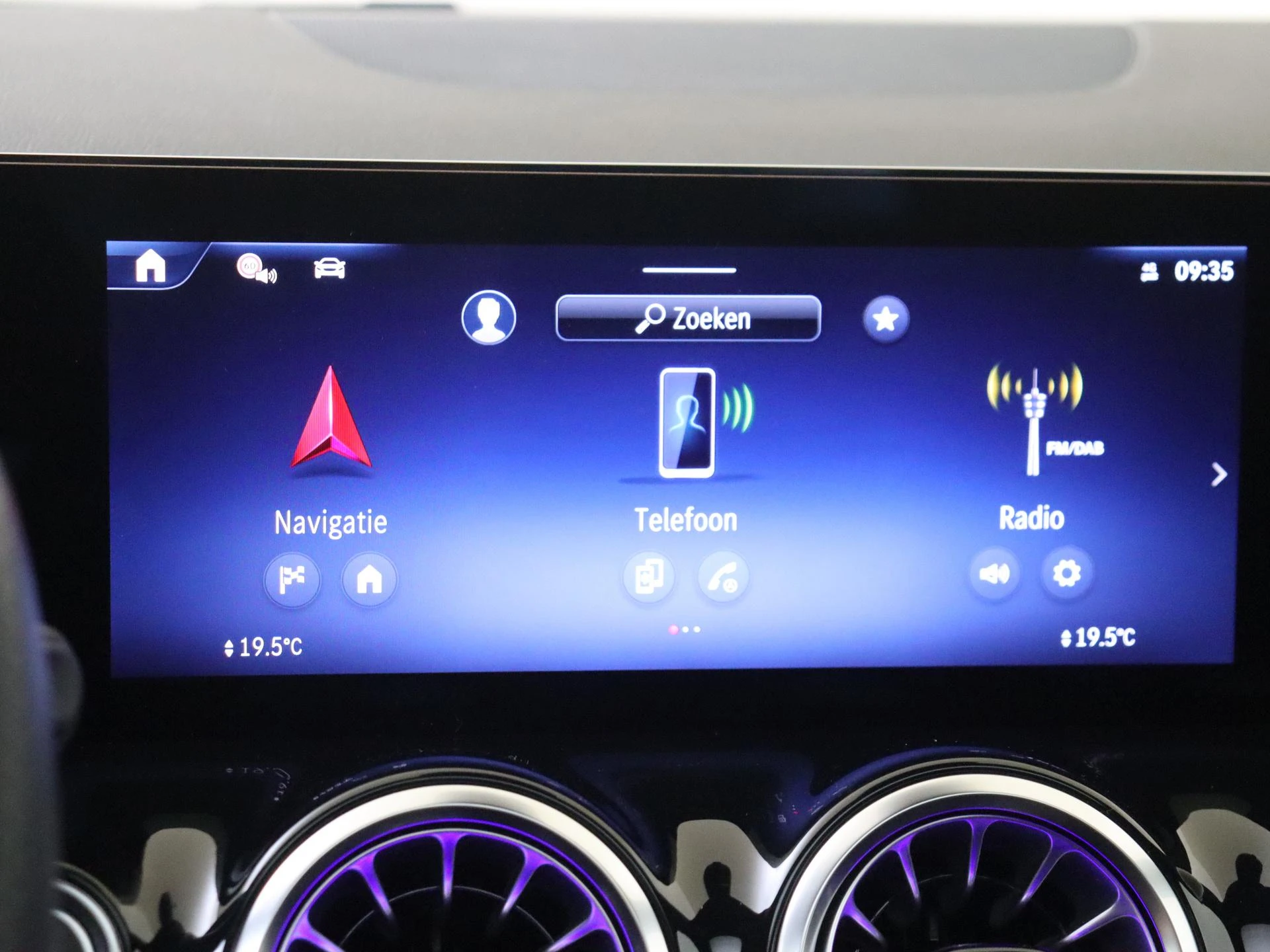 Mercedes-Benz-GLA-image-16