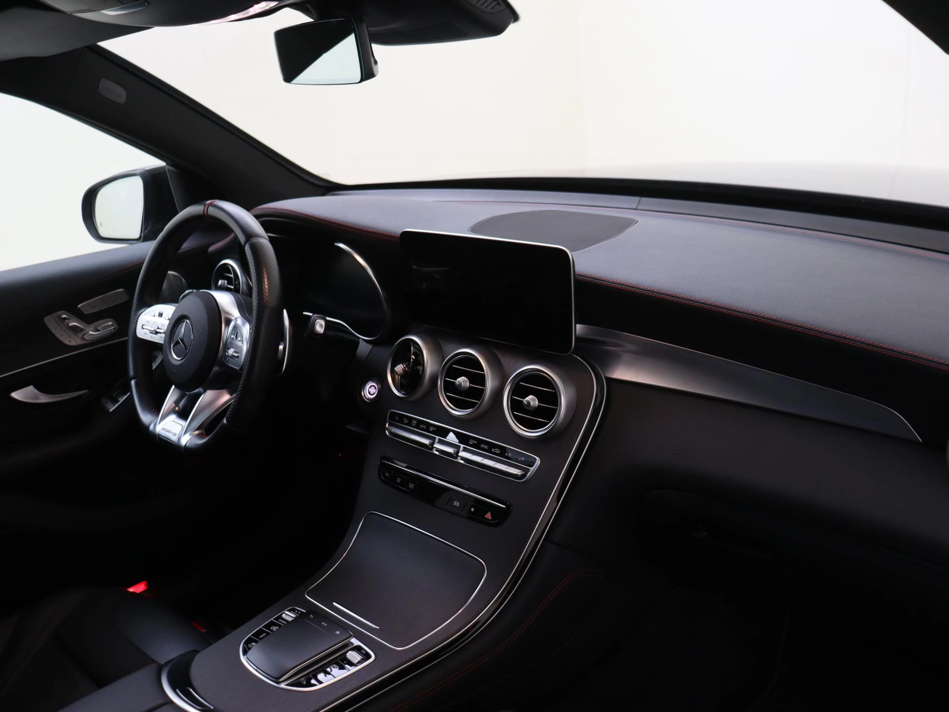 Mercedes-Benz-GLC-image-13