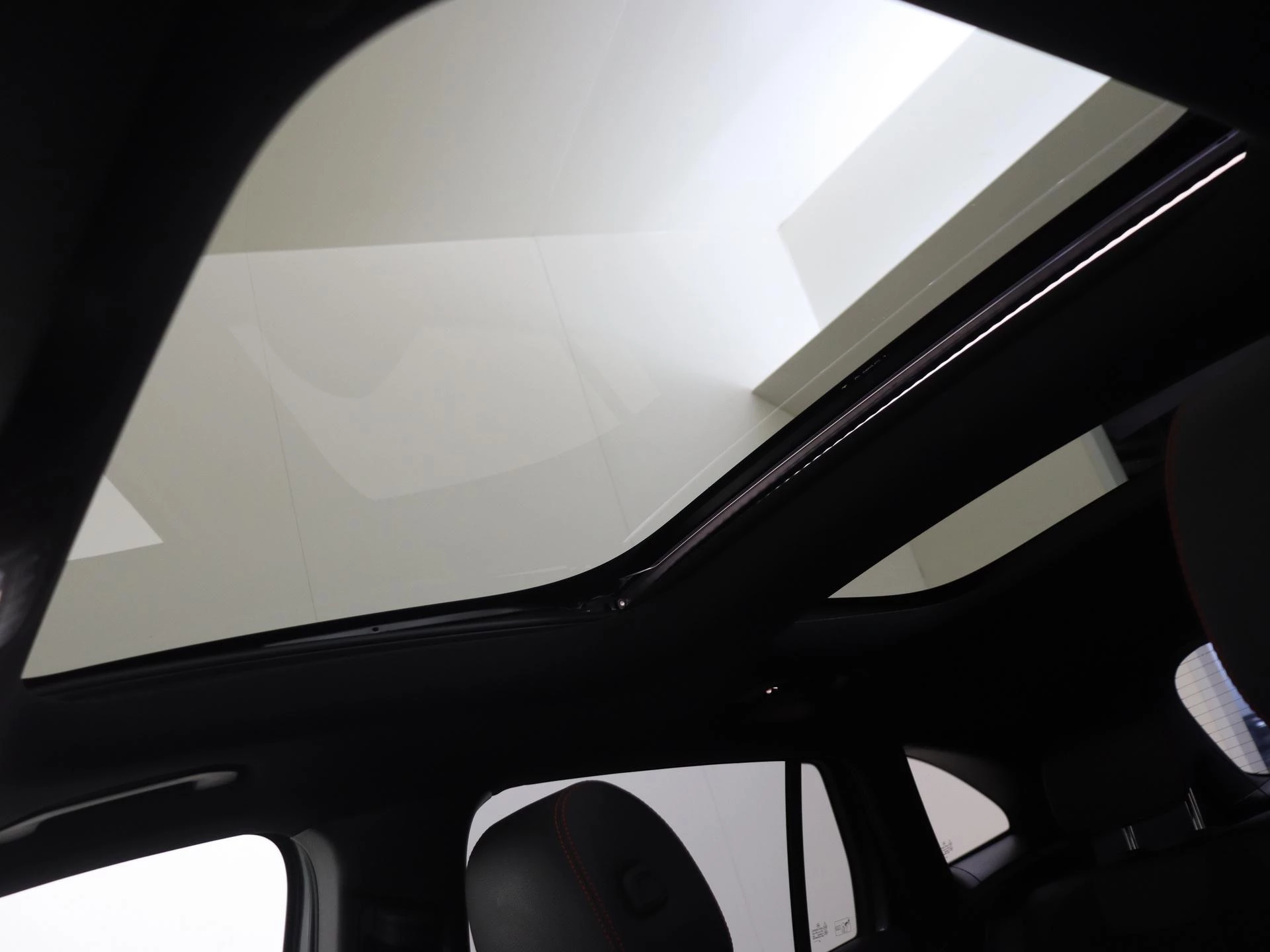 Mercedes-Benz-GLA-image-27