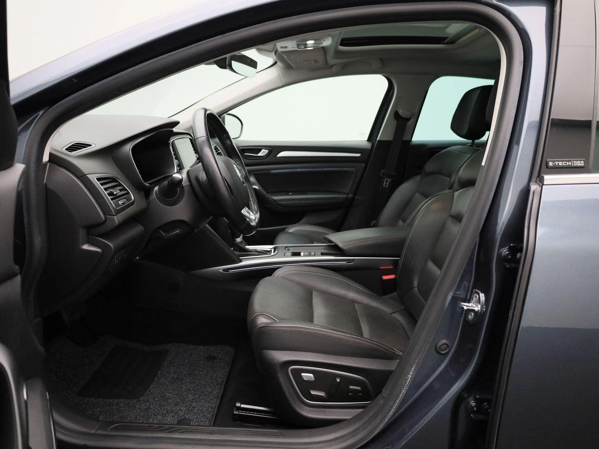 Renault-Megane E-Tech-image-9
