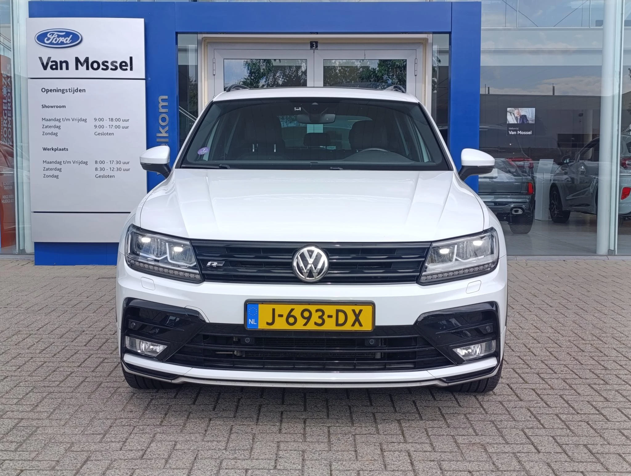 Volkswagen-Tiguan-image-2