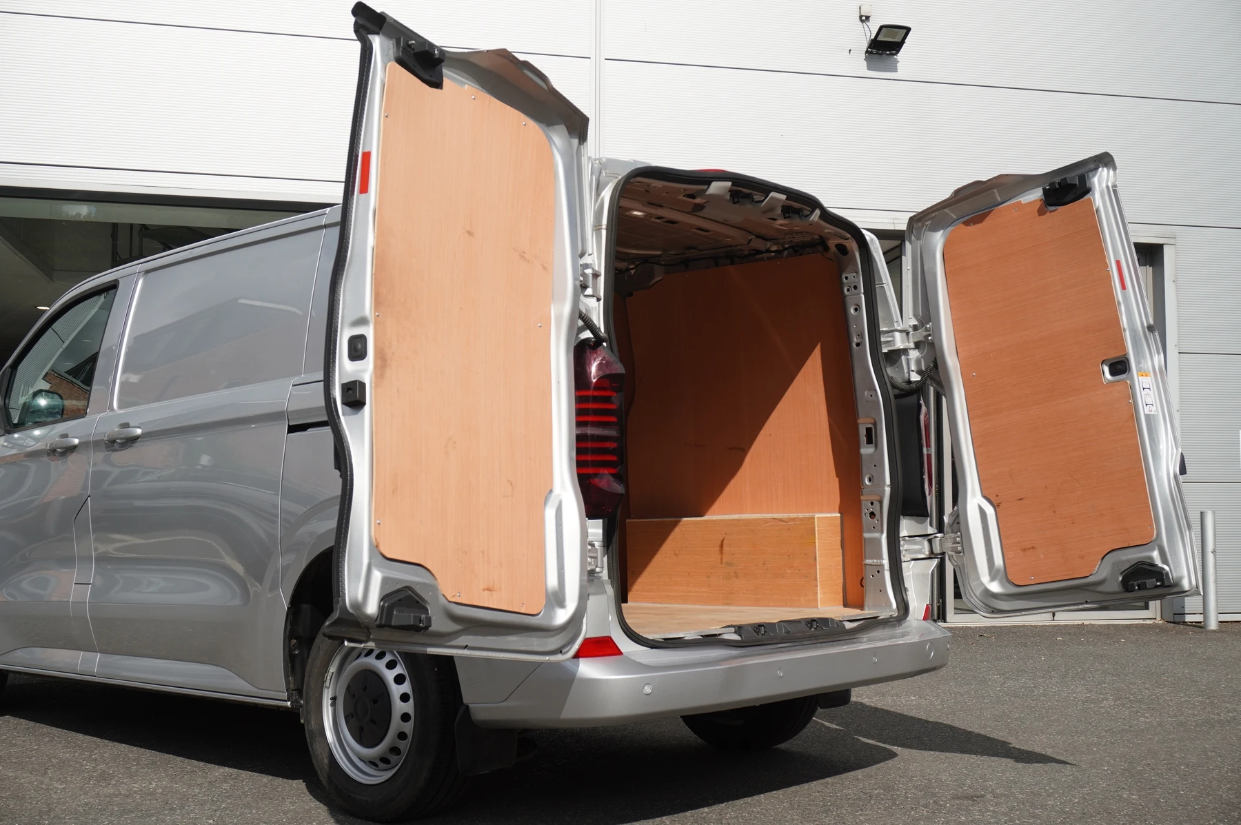 Volkswagen-Transporter-image-21