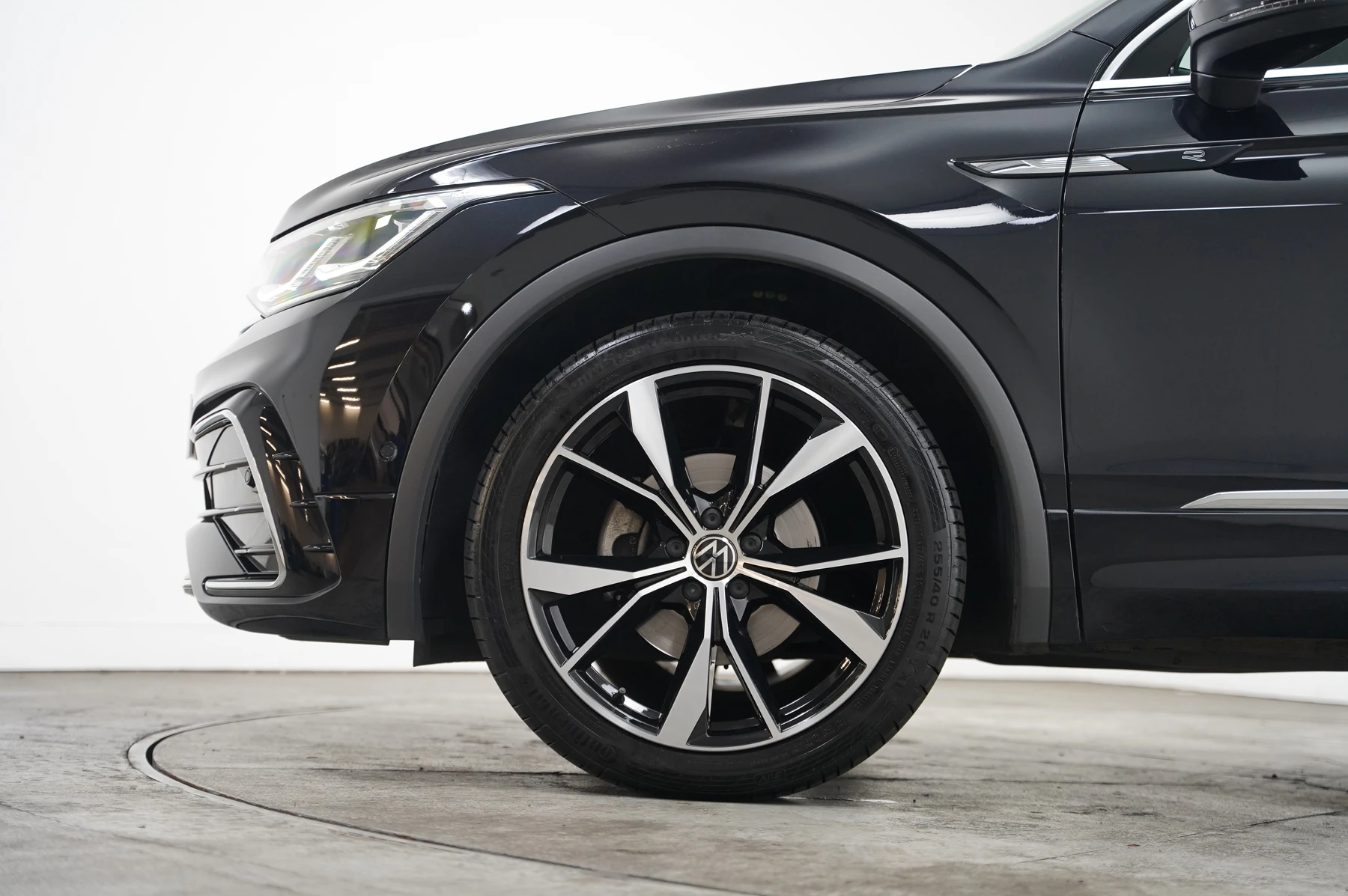 Volkswagen-Tiguan-image-4