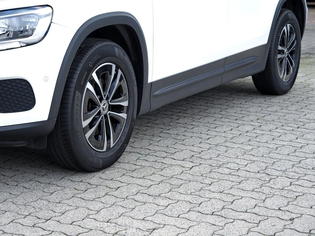 Mercedes-Benz-GLB 200-image-6