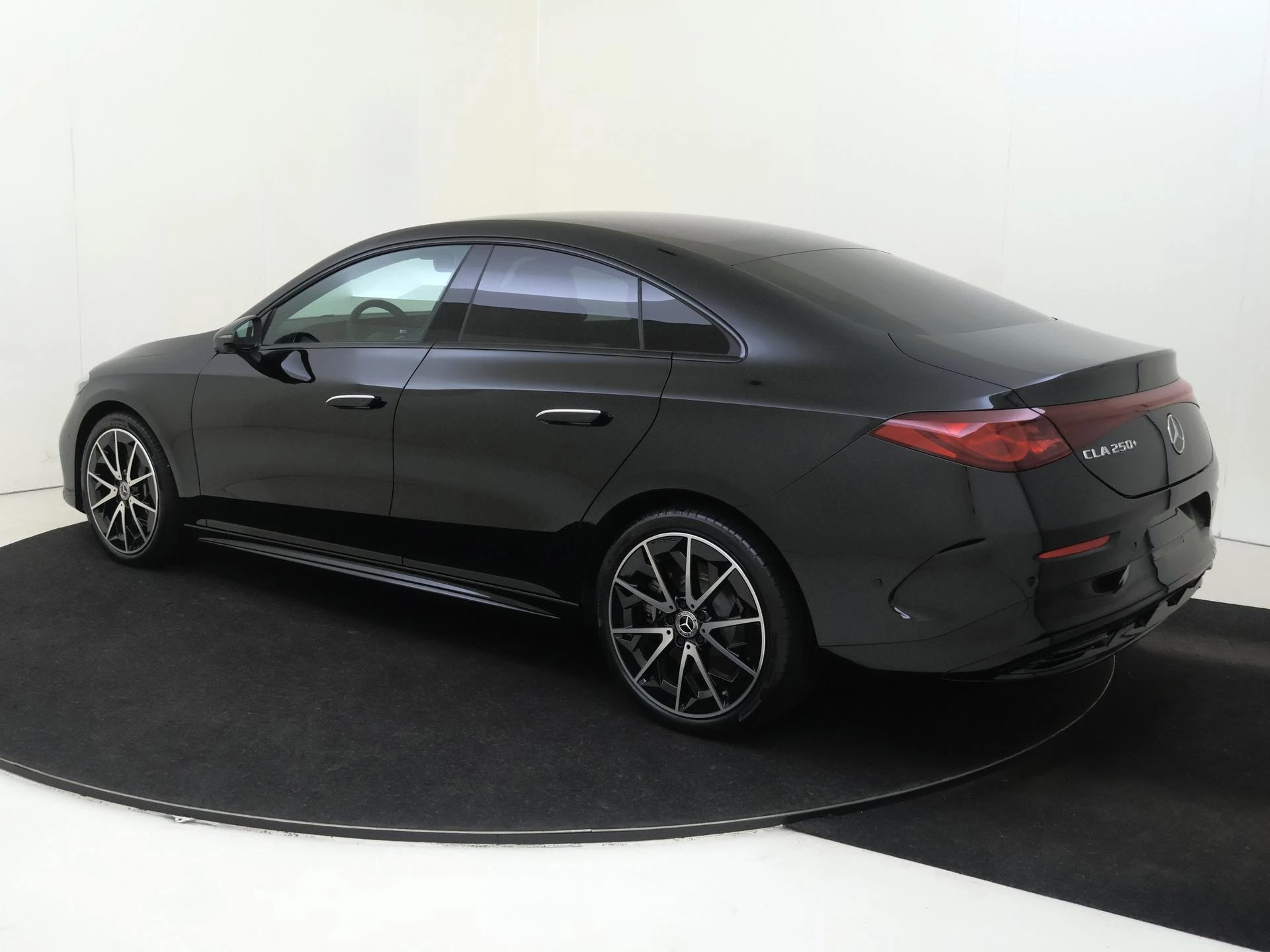 Mercedes-Benz-CLA-image-2