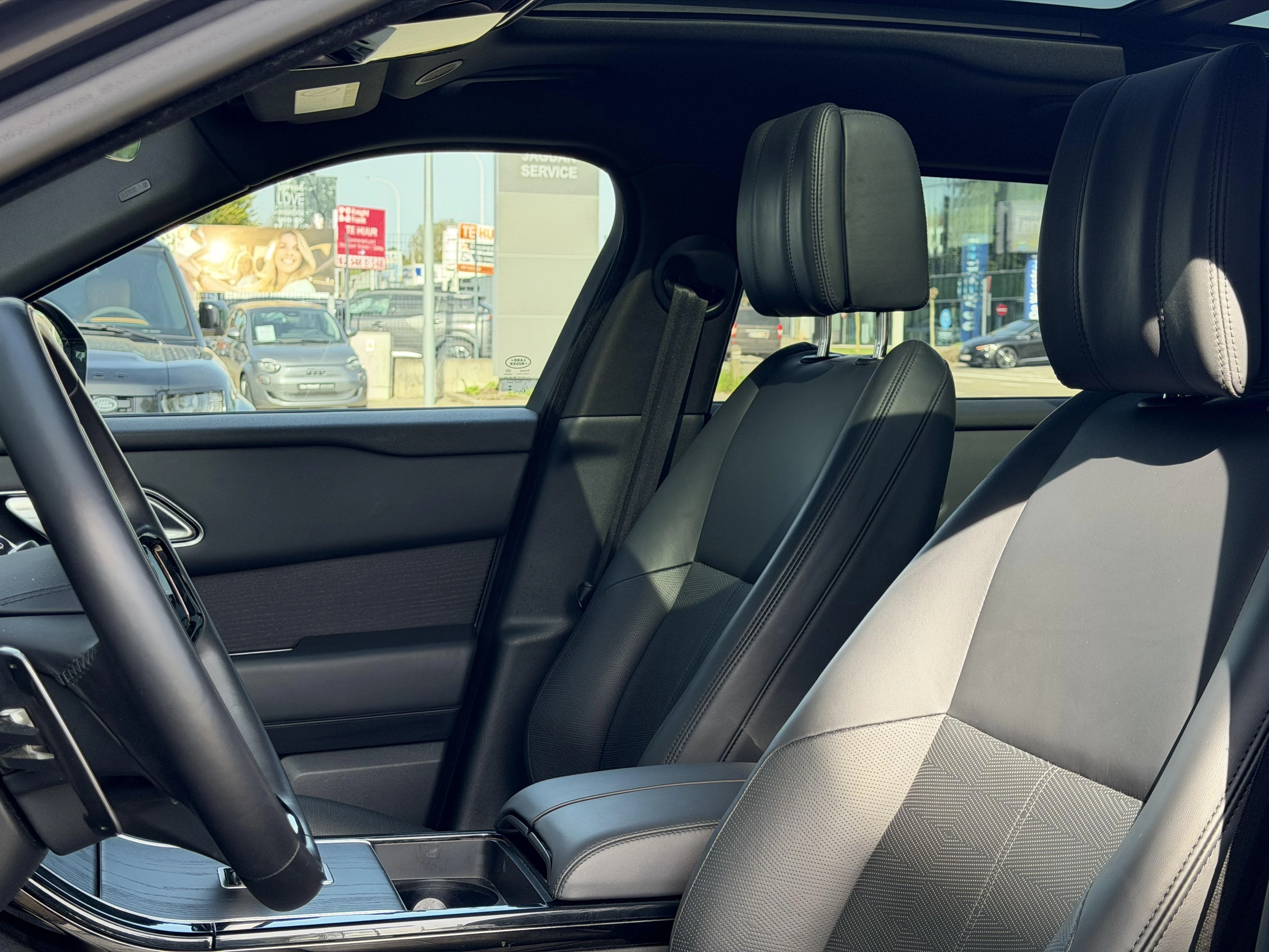 Land Rover-Range Rover Velar-image-3