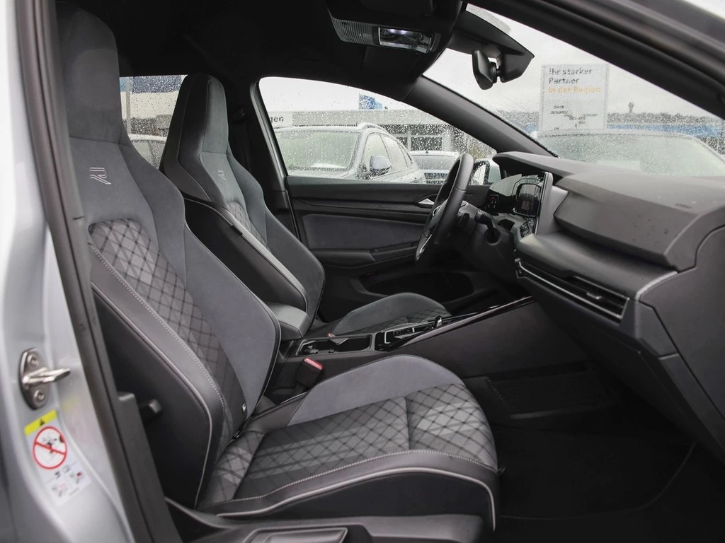 Volkswagen Golf VIII 1.5 eTSI DSG R-Line Rear-View, AHK