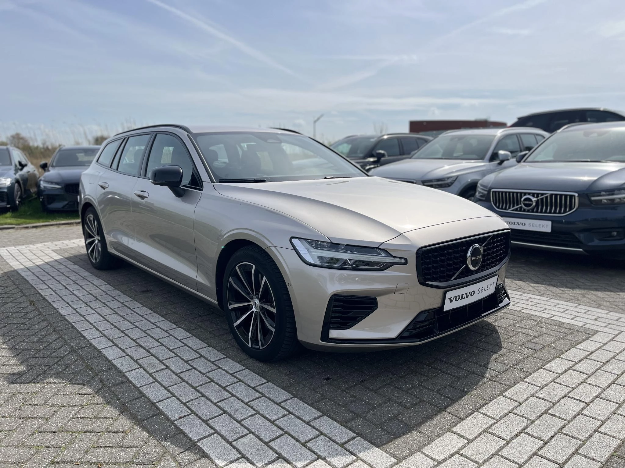 Volvo V60 T6 Plug-in hybrid AWD Plus Dark