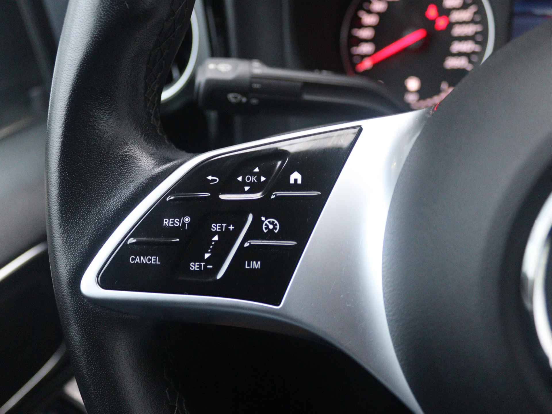 Mercedes-Benz-Vito-image-6