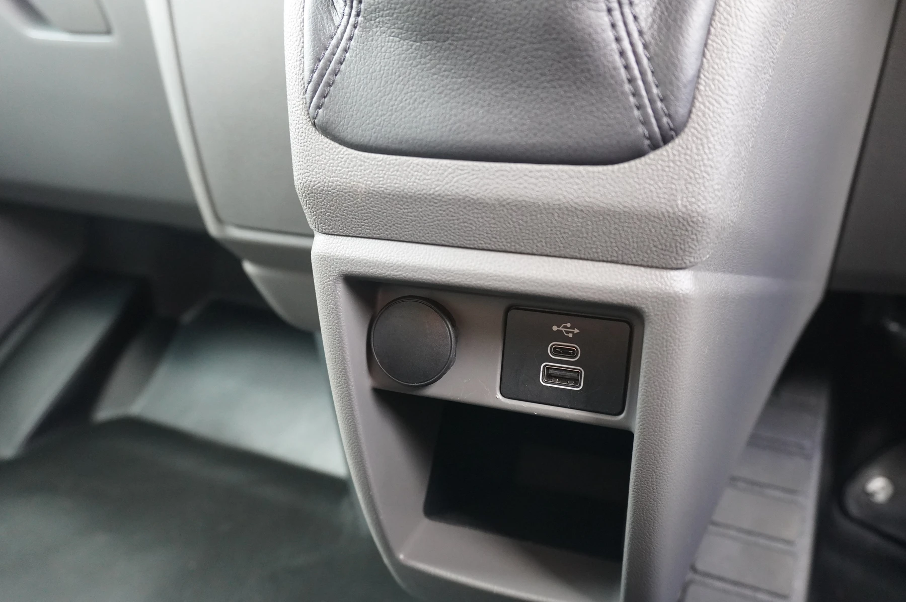 Volkswagen-Transporter-image-41