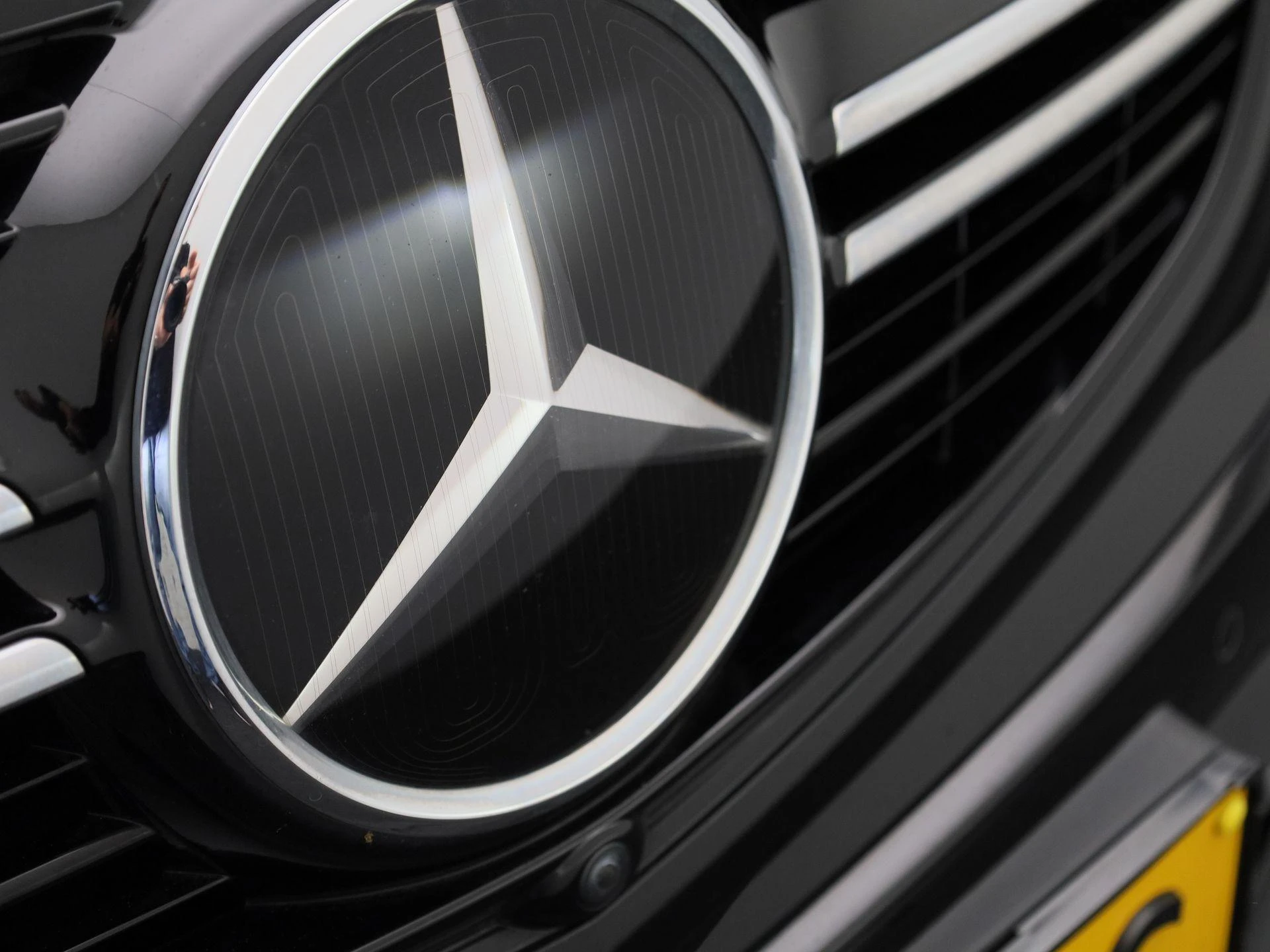 Mercedes-Benz-EQC-image-47