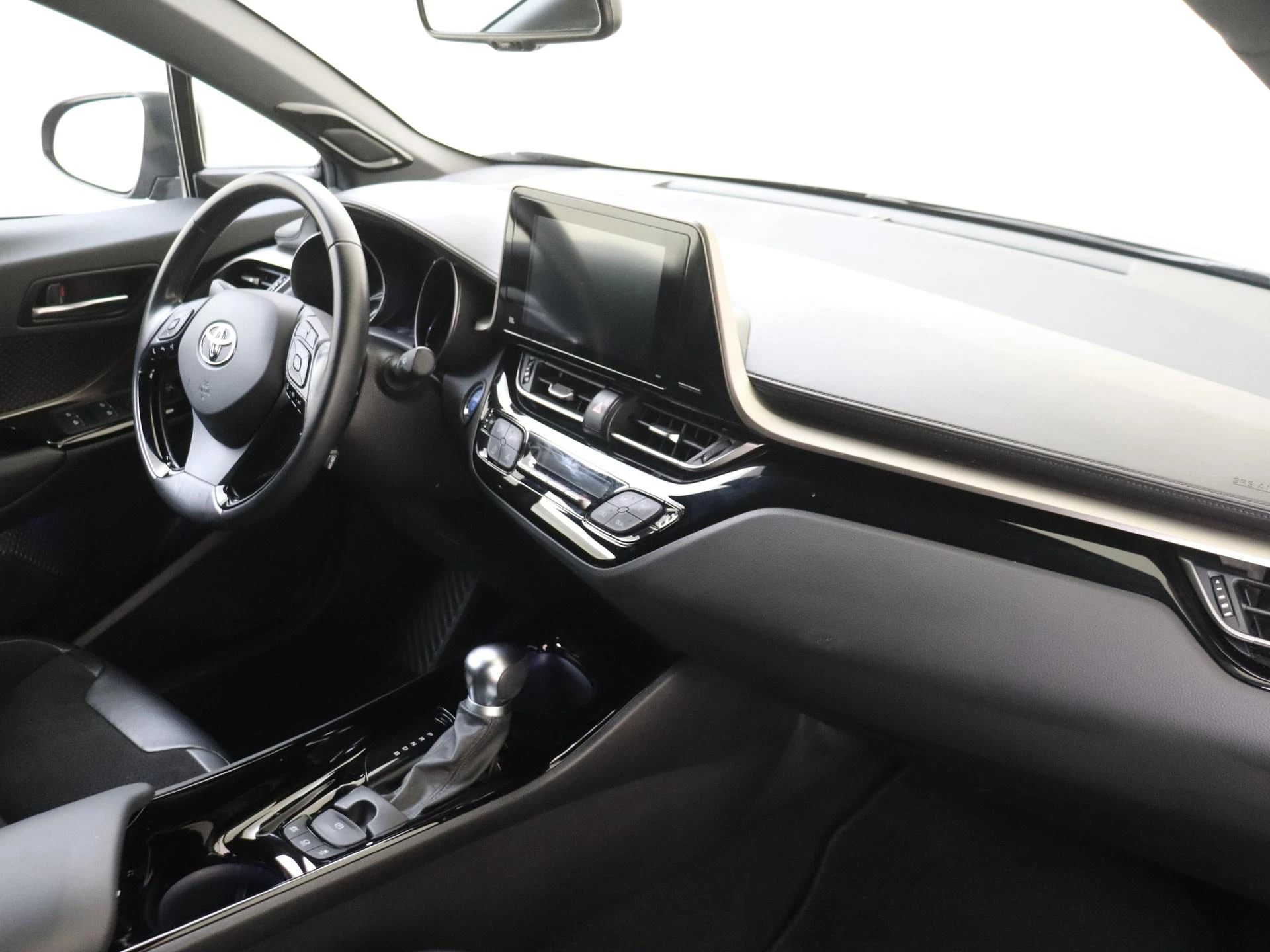 Toyota-C-HR-image-11