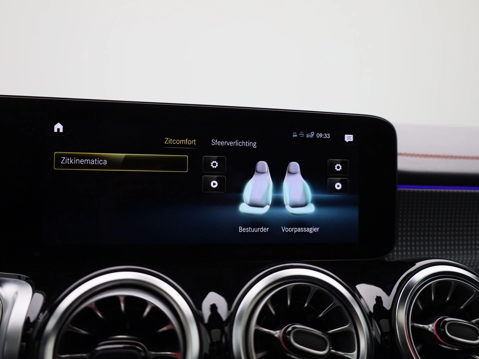 Mercedes-Benz-EQB-image-26