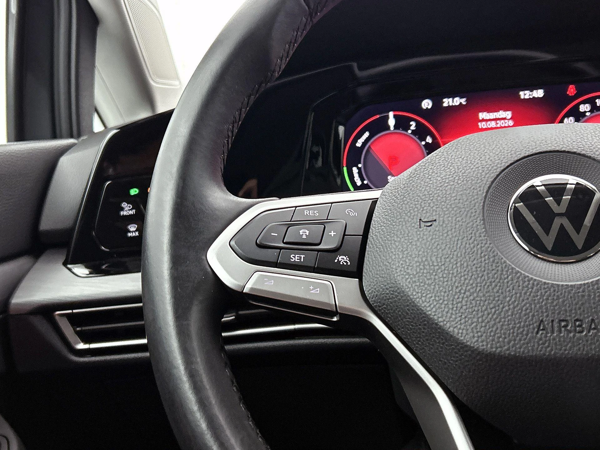 Volkswagen-Golf-image-4