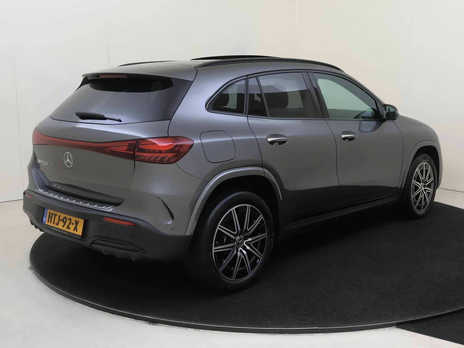 Mercedes-Benz-EQA-image-3