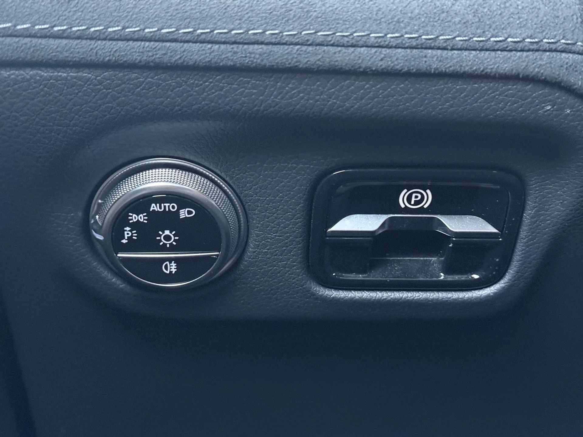 Mercedes-Benz-EQS-image-25