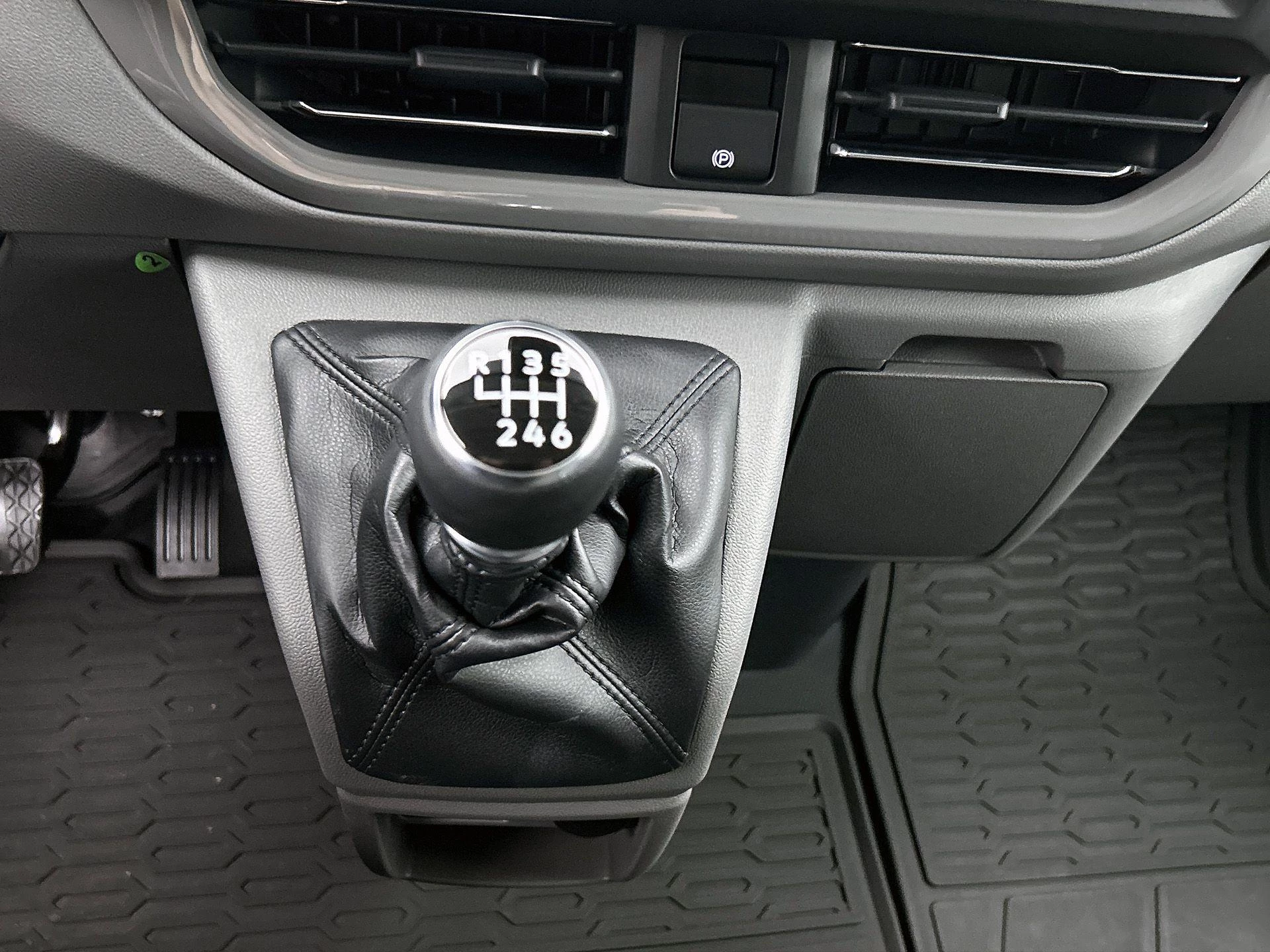 Volkswagen-Transporter-image-22