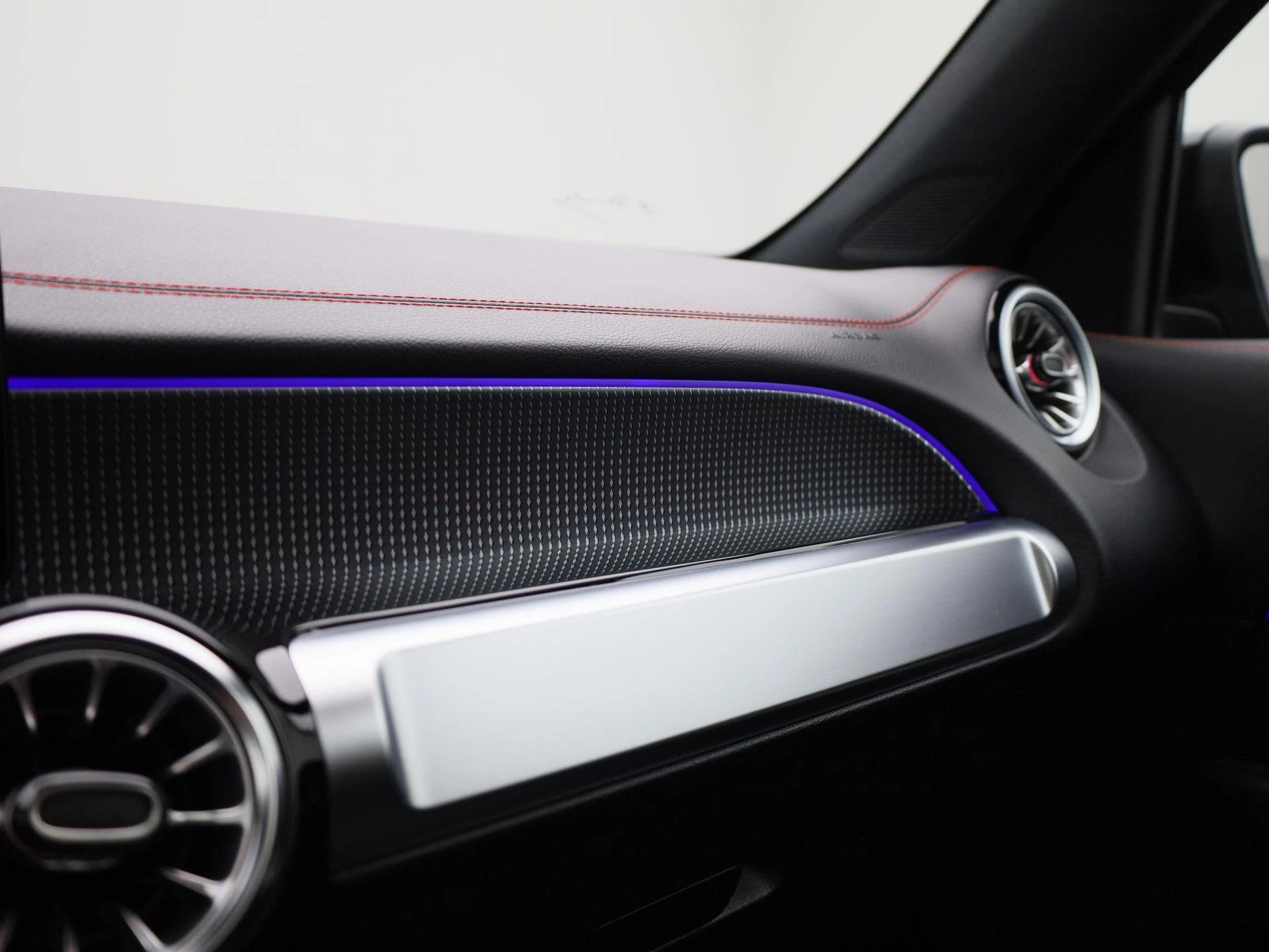 Mercedes-Benz-EQB-image-25