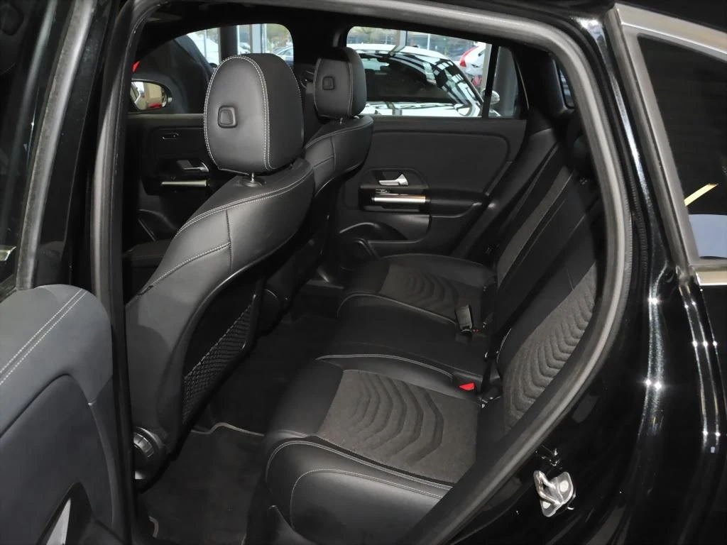 Mercedes-Benz-GLA 200 d-image-12